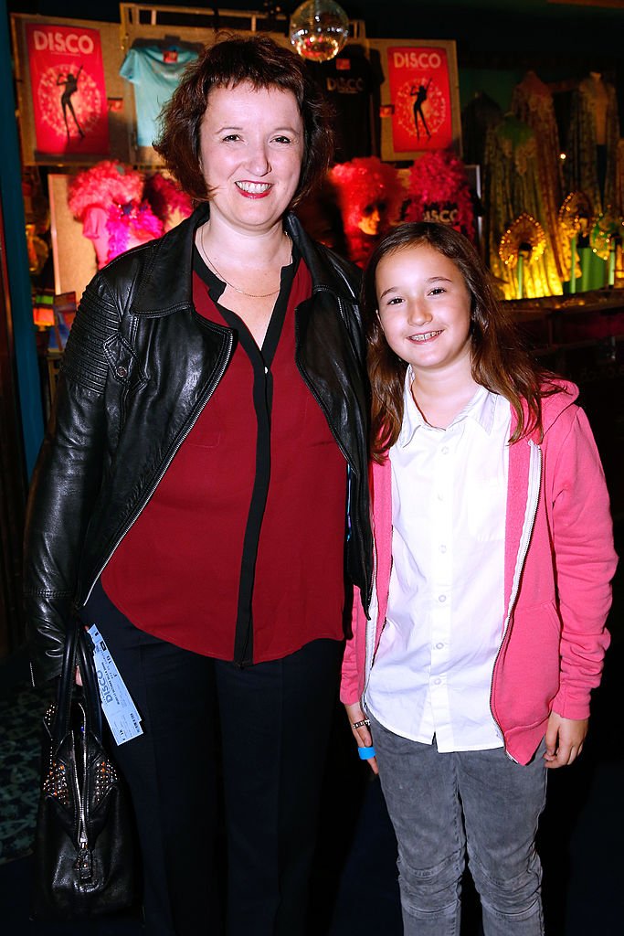 L'humoriste Anne Roumanoff et sa fille Marie Vaillant assistent à "Disco - Le spectacle musical" aux Folies Bergères à Paris le 17 octobre 2013. | Photo : Getty Images L'humoriste Anne Roumanoff et sa fille Marie Vaillant assistent à "Disco - Le spectacle musical" aux Folies Bergères à Paris le 17 octobre 2013. | Photo : Getty Images