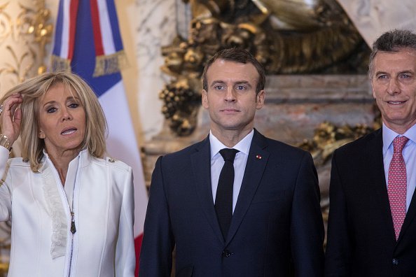  Brigitte Macron, le Président Emmanuel Macron et le Président de l'Argentine posent lors d'une rencontre entre les présidents français et argentin. | Photo : Getty Images