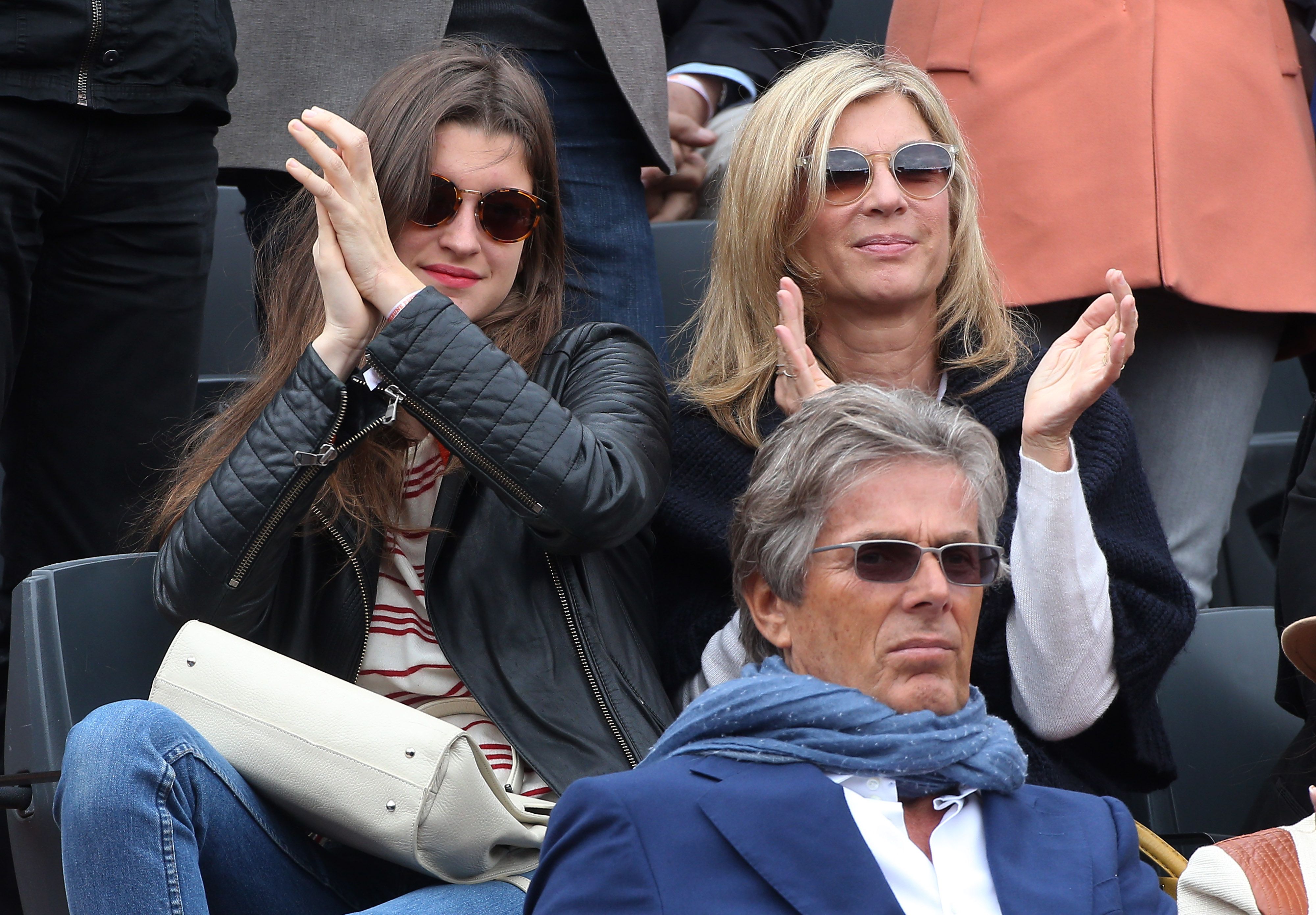 Michele Laroque, sa fille Oriane Deschamps, en dessous d'eux Dominique Desseigne au stade Roland-Garros le 29 mai 2014 à Paris, France. | Photo : Getty Images Michele Laroque, sa fille Oriane Deschamps, en dessous d'eux Dominique Desseigne au stade Roland-Garros le 29 mai 2014 à Paris, France. | Photo : Getty Images