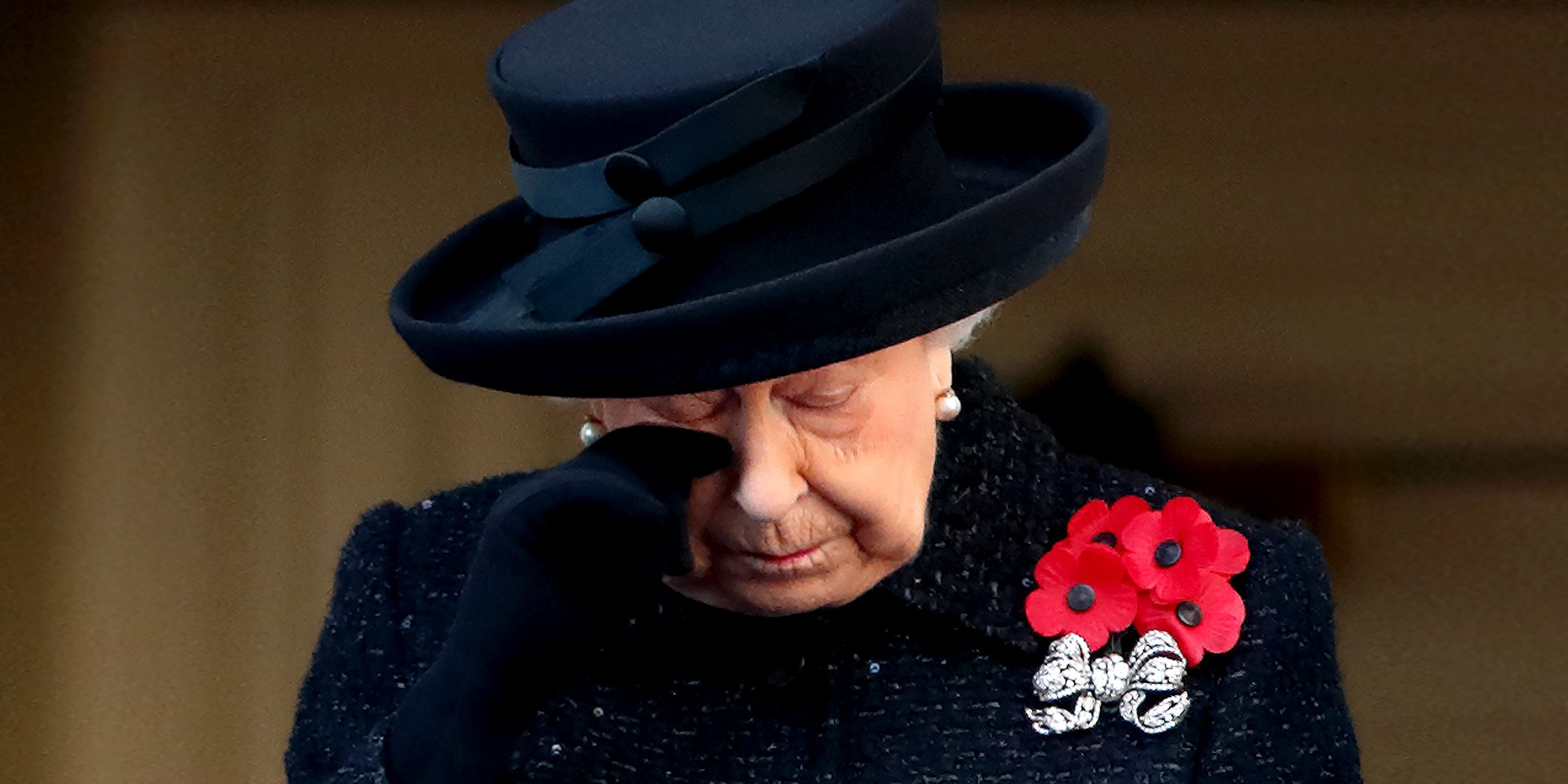 The Queen | A fan mourns the Queen | Source: Getty Images | Twitter/Belaaz News