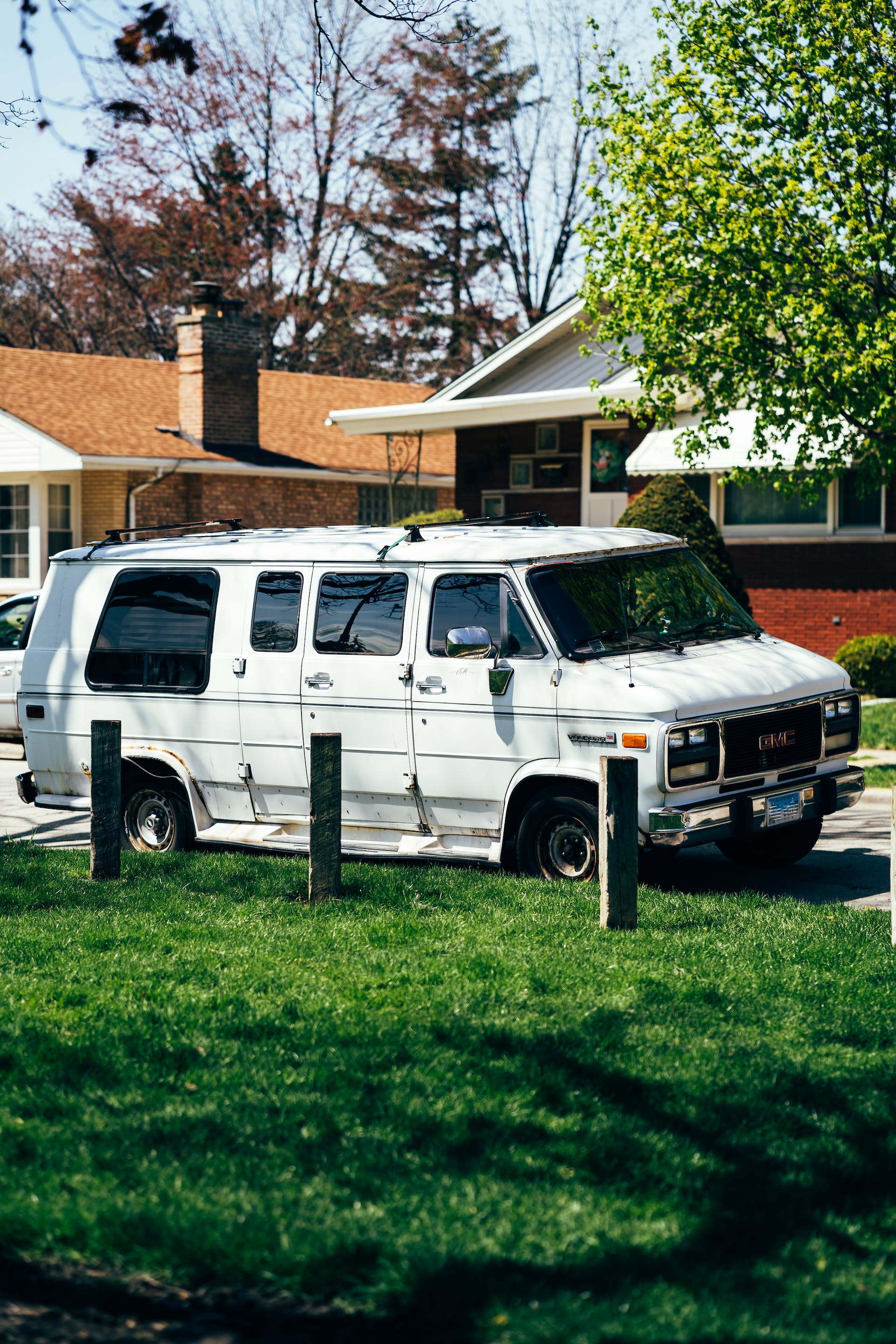 A white van parked in a driveway | Source: Pexels