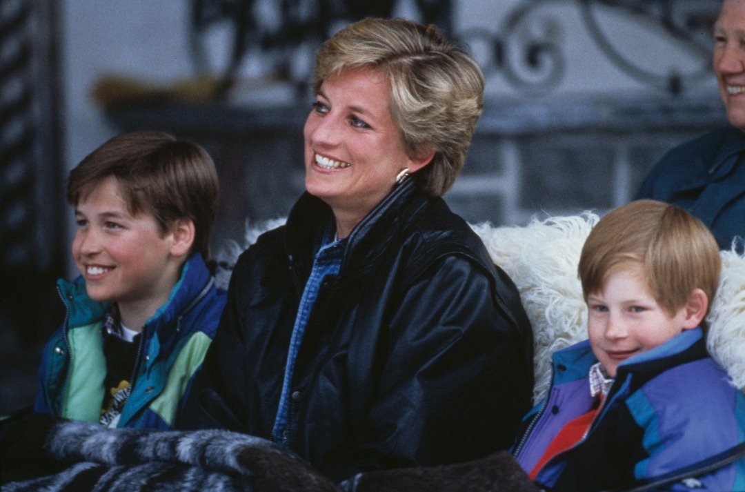Diana con sus hijos, el príncipe William y el príncipe Harry, en unas vacaciones de esquí en Lech, Austria, el 30 de marzo de 1993. | Foto: Getty Images