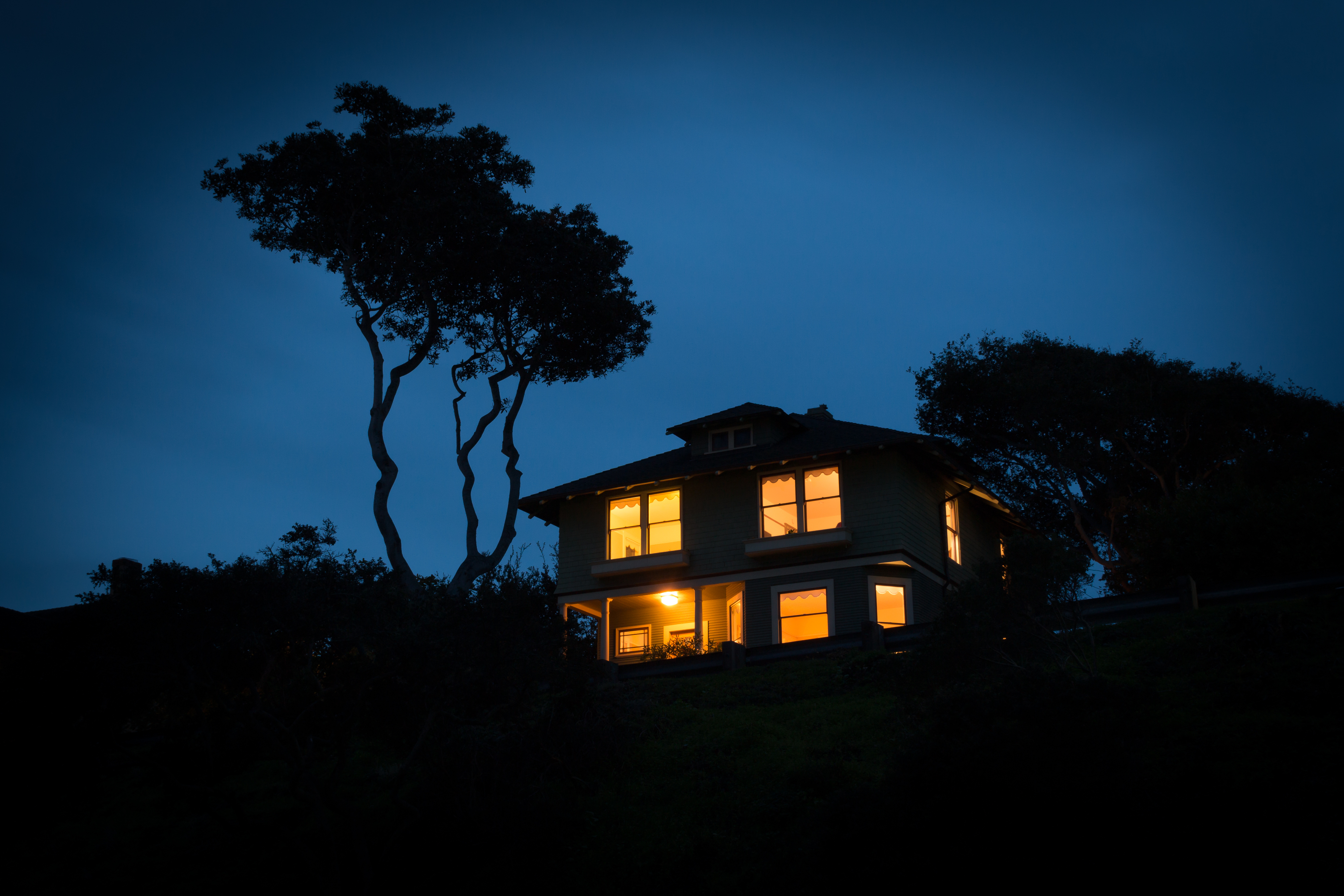 A lone house at night. | Source: Shutterstock