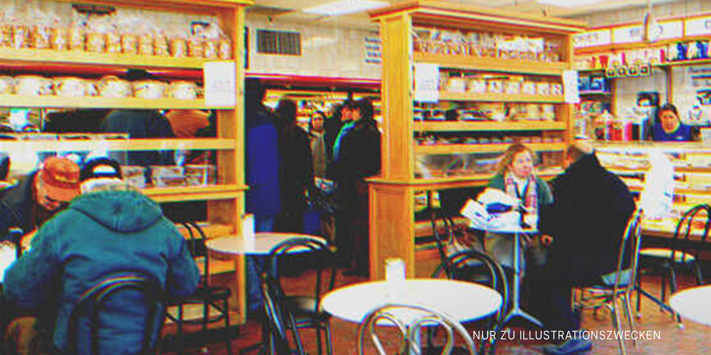 Leute in einem Café | Quelle: Shutterstock