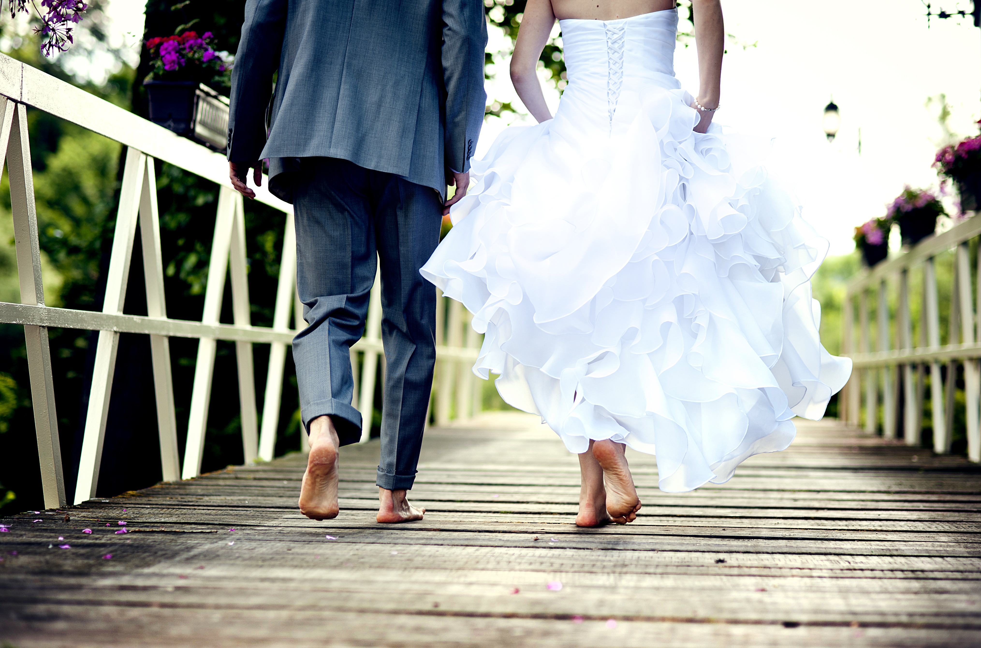 Ein Ehepaar, das barfuß läuft | Quelle: Shutterstock