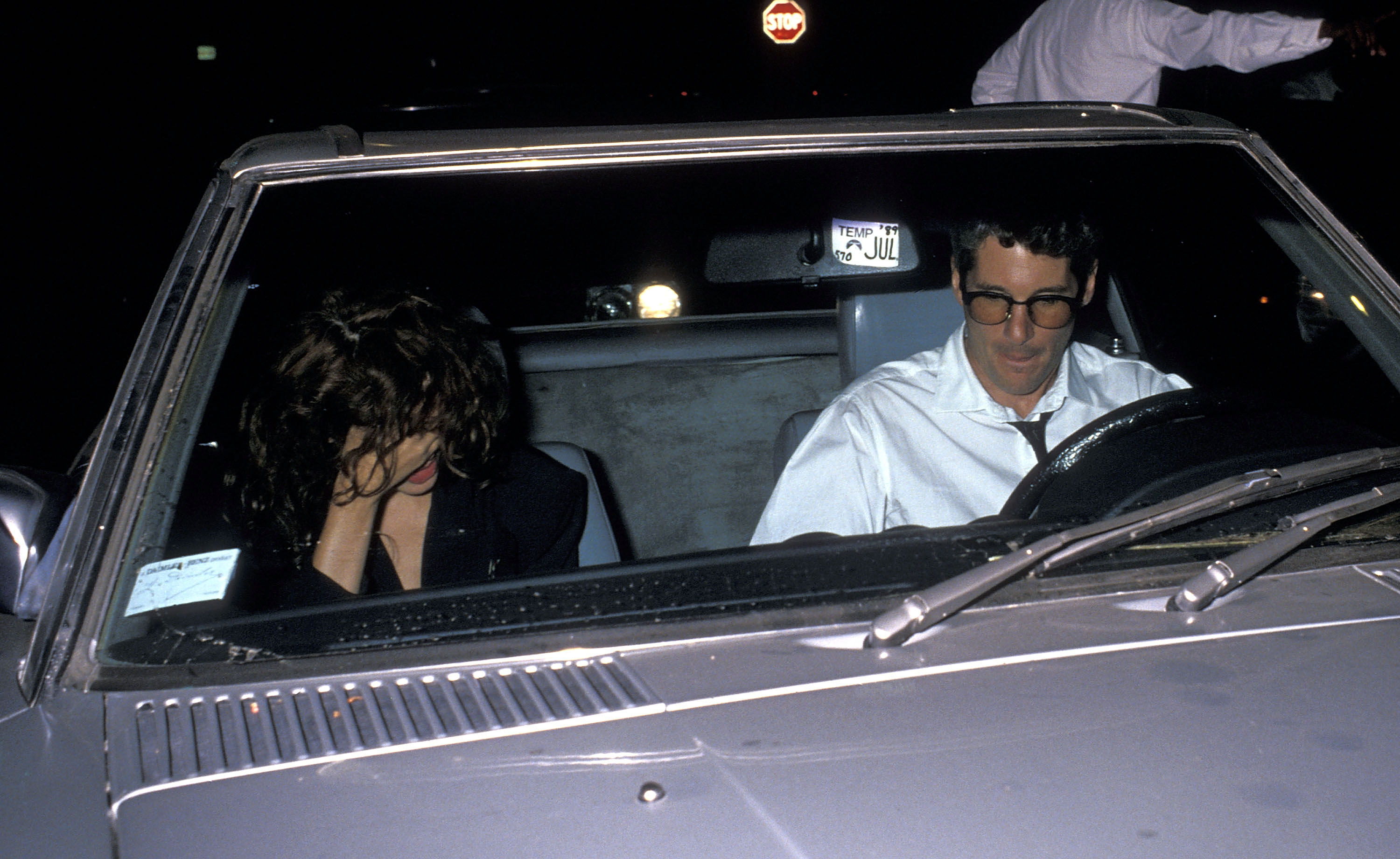 La actriz Julia Roberts y el actor Richard Gere asisten a la fiesta de cumpleaños de Herb Ritts el 12 de agosto de 1989 en un club privado de Hollywood, California. | Foto: Getty Images