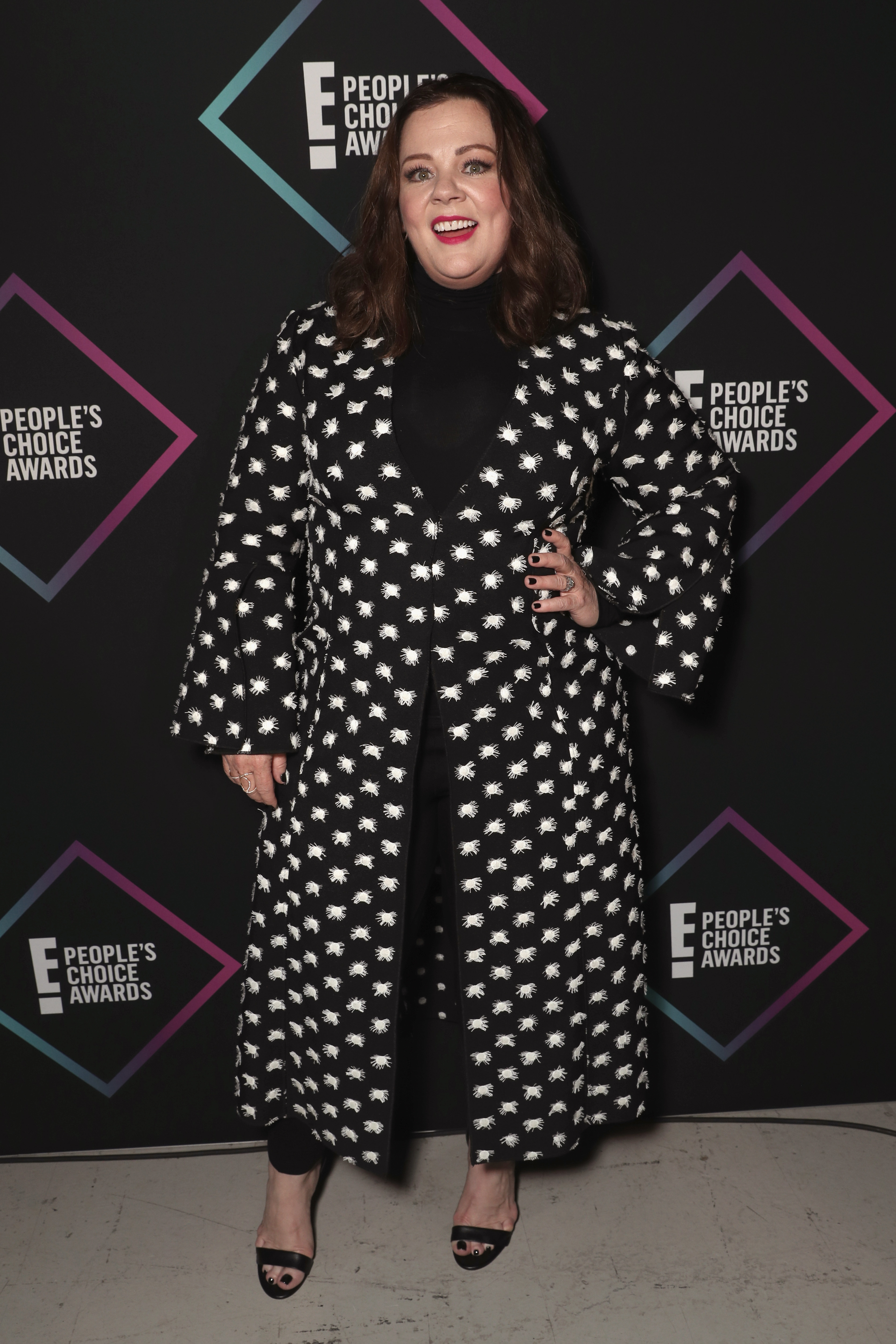 Melissa McCarthy wearing a patterned coat at the 2018 E! People's Choice Awards | Source: Getty Images