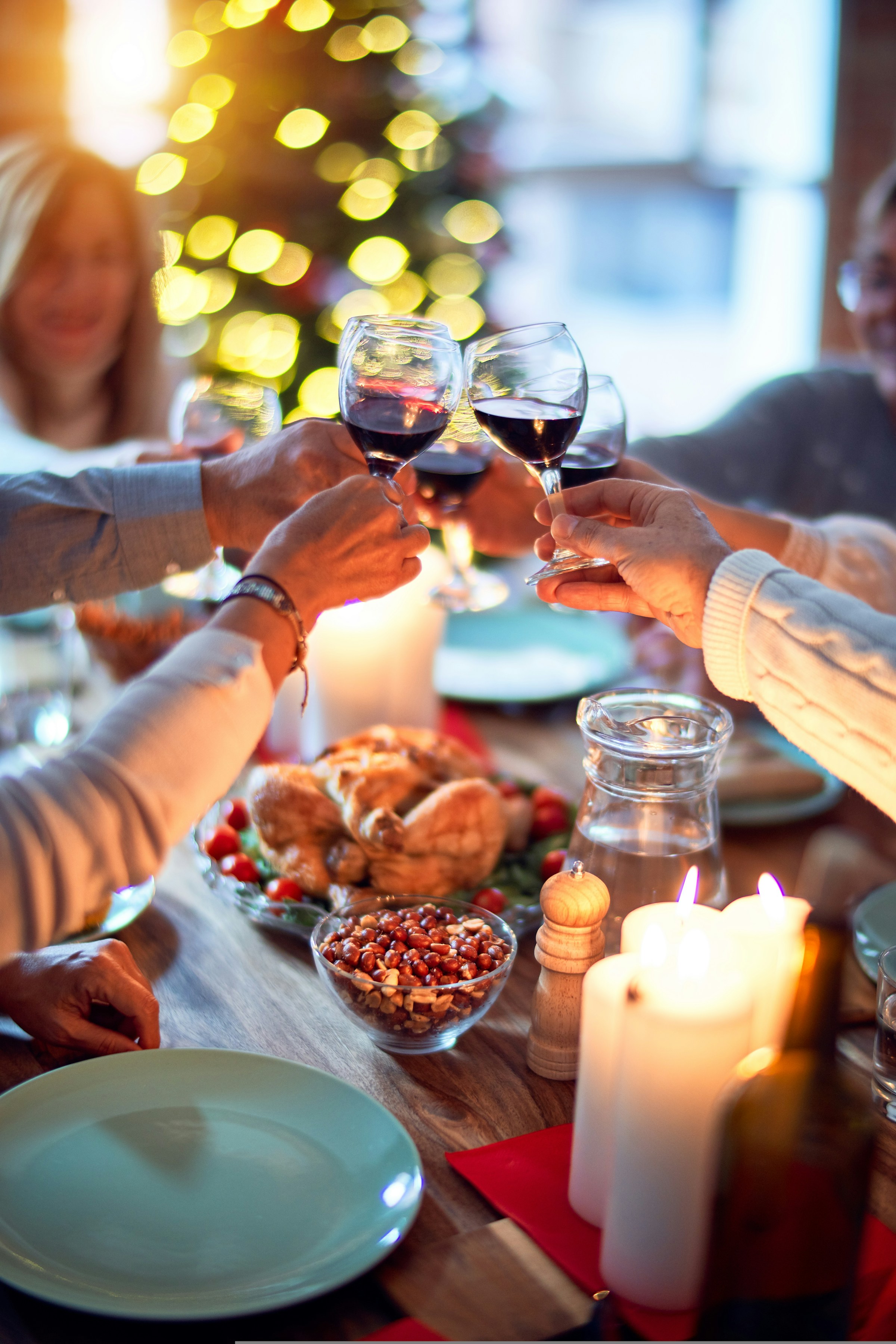 Family members toasting during dinner | Source: Unsplash