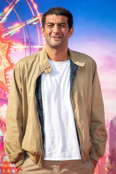L'acteur et humoriste Ramzy Bedia à Dysneyland | Sources : Getty Images