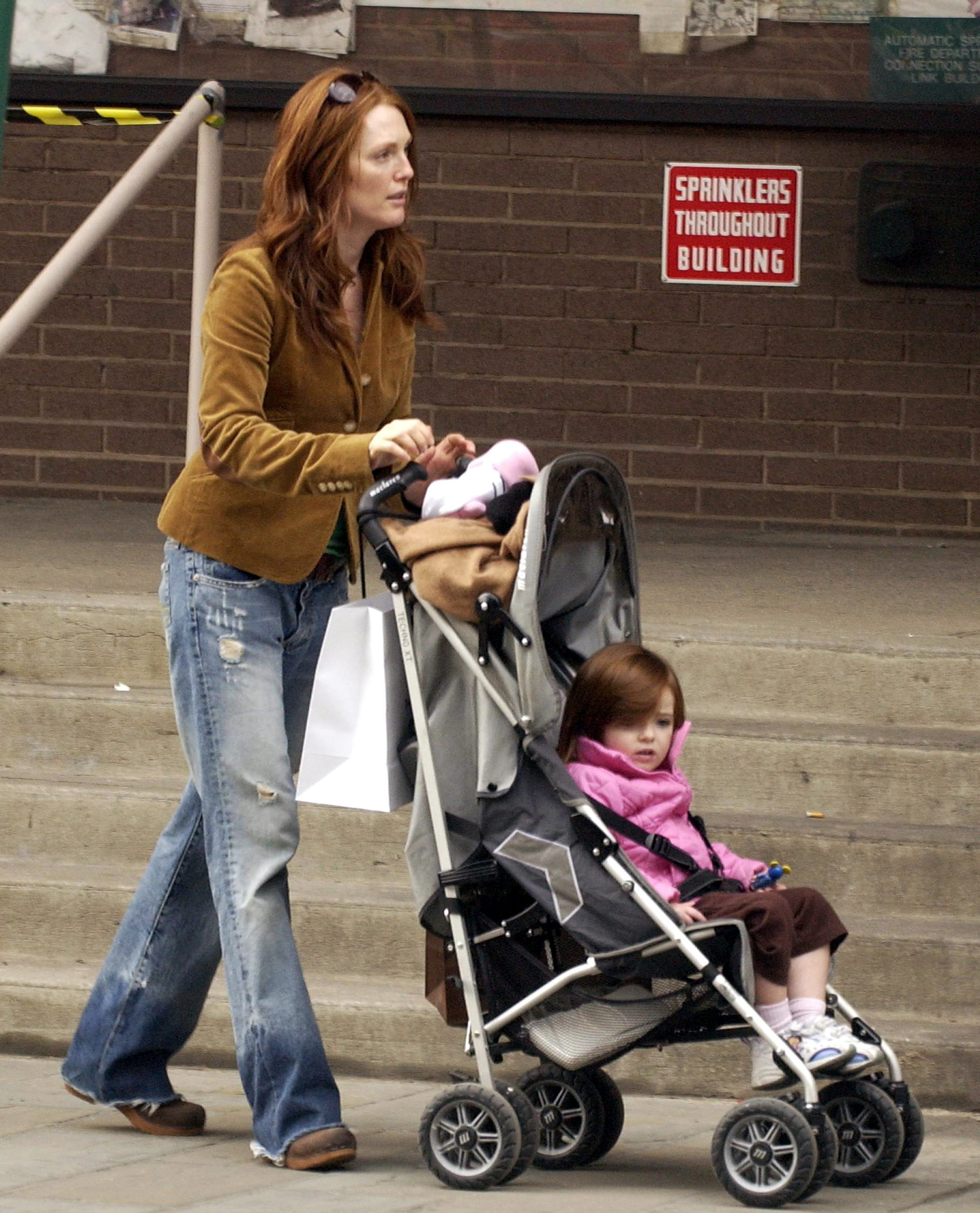 Julianne Moore walks with a two-year-old Liv Helen Freundlich on October 24, 2004 | Source: Getty Images