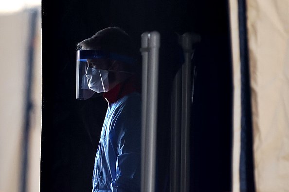 Des professionnels de la santé se préparent à effectuer un dépistage du coronavirus. |Photo : Getty Images