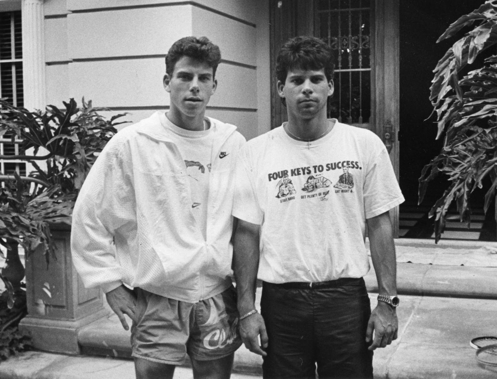 The Menendez brothers in front of their Beverly Hills home in 1989. | Source: Getty Images