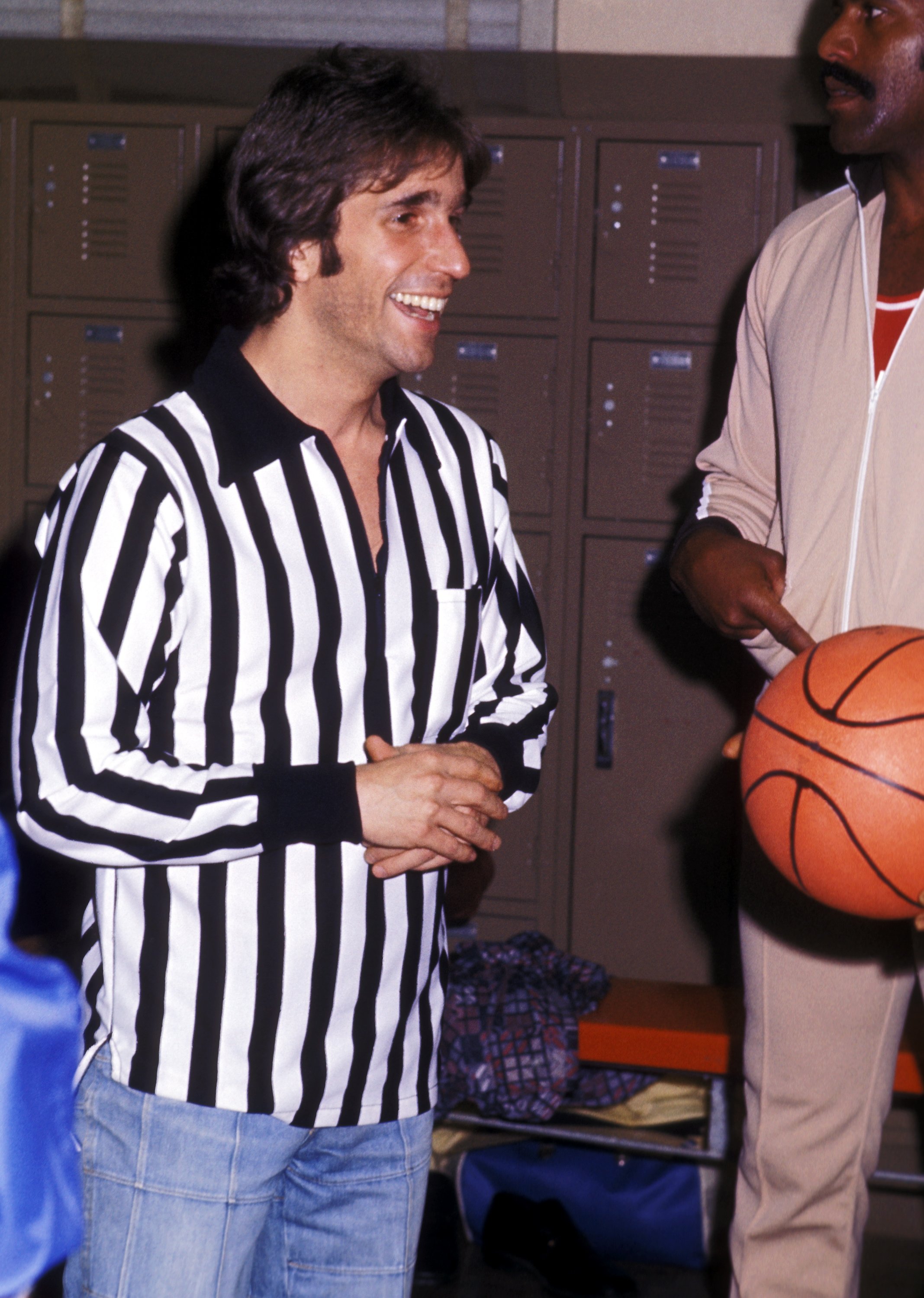 Henry Winkler en el Quinto Juego Anual de Baloncesto de Celebridades en beneficio de la sucursal de Beverly Hills de la Sociedad Estadounidense del Cáncer, el 21 de febrero de 1976 en Beverly Hills, California. | Foto: Getty Images