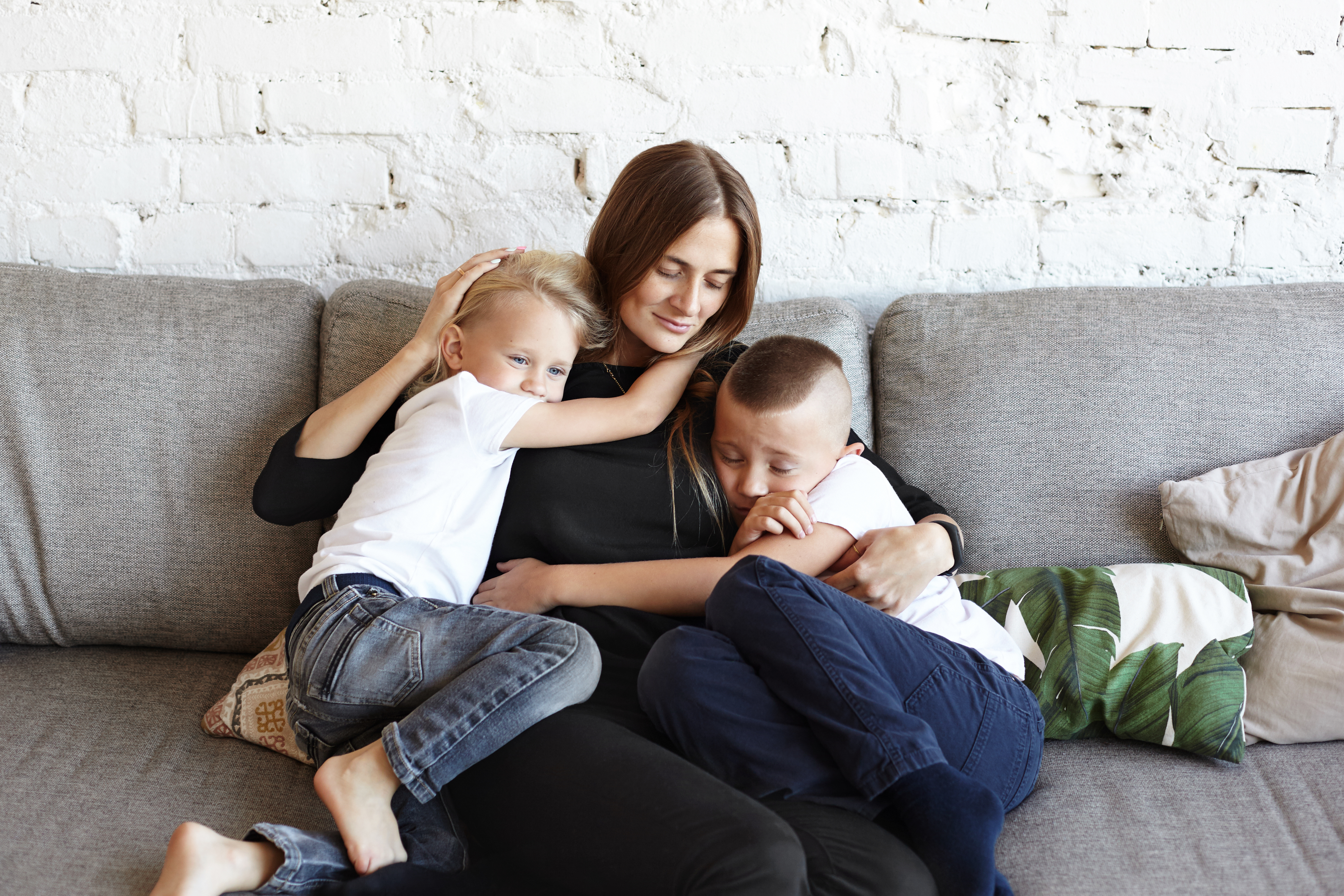 Una madre y sus hijos. | Foto: Shutterstock