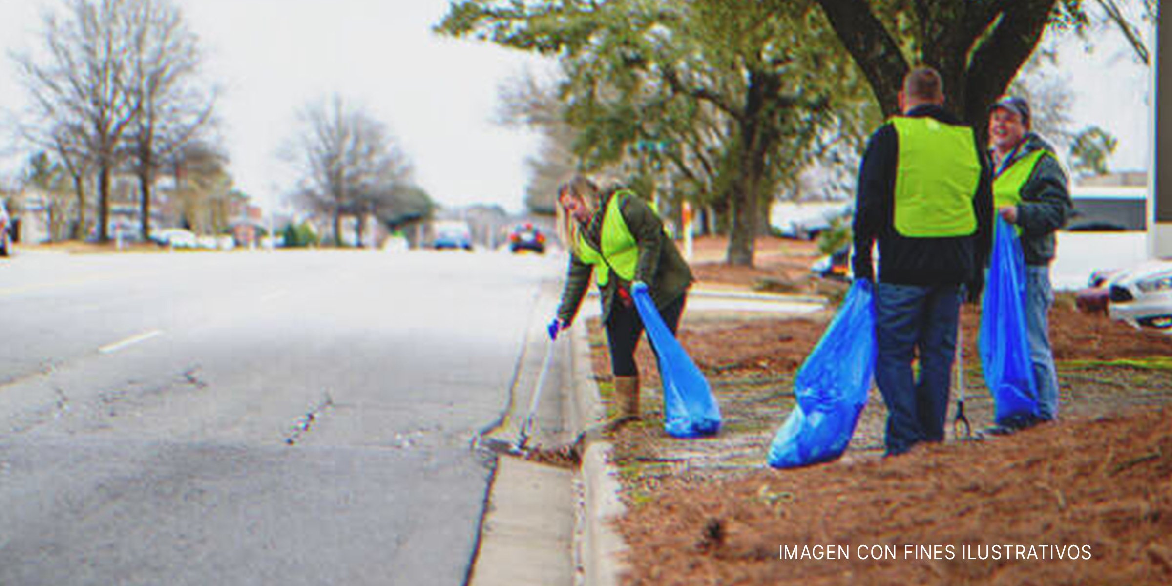 Tres personas limpiando la calle. | Foto: flickr.com/Greenville, NC (Public Domain)