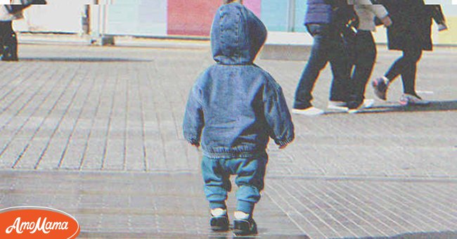 A little boy was left alone on the street one day, confused and crying without any adult supervision. | Source: Shutterstock.com