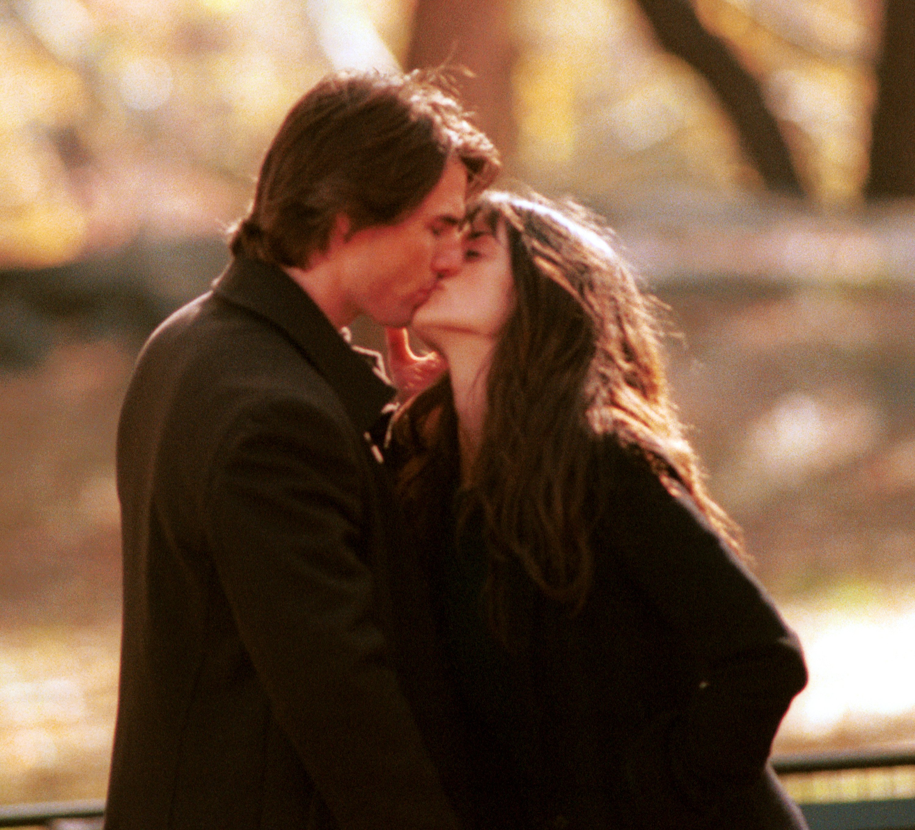  Actor Tom Cruise kisses co-star Penelope Cruz on the set of his new film "Vanilla Sky," during the first day of shooting November 6, 2000 in New York City''s Central Park. | Source: Getty Images