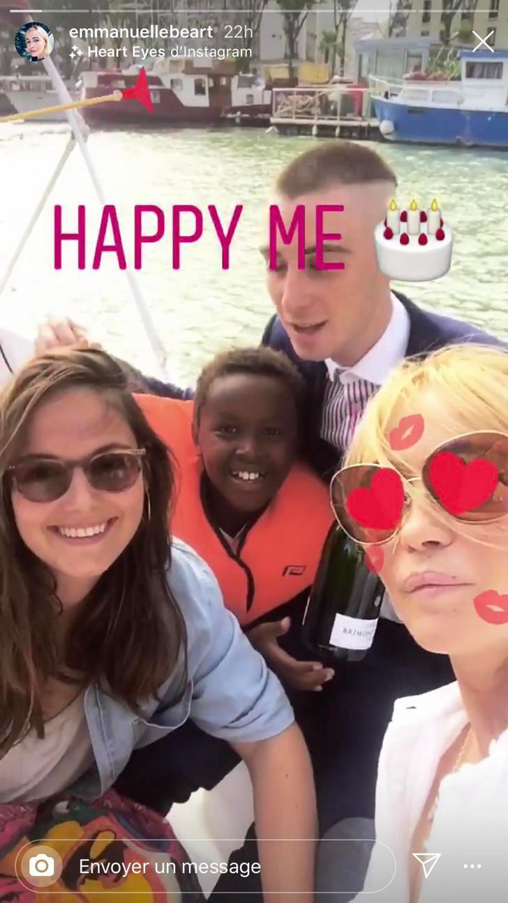 Emmanuelle Béart entourée de ses trois enfants | Photo : Storie de Emmanuelle Béart sur Instagram