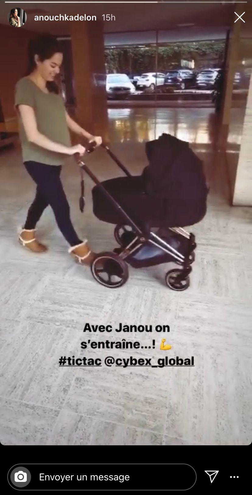 Anouchka Delon s'entraine à pousser une poussette. | Photo : Story Instagram / Anouchka Delon