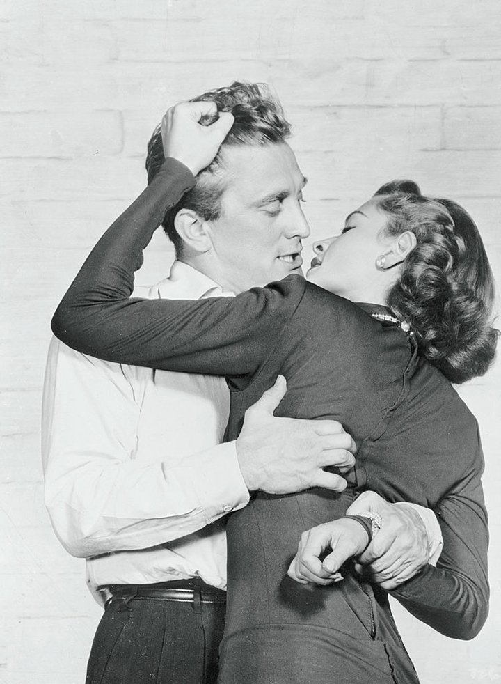 Kirk Douglas and Lauren Bacall in "Young Man with a Horn" (1950). I Image: Getty Images.