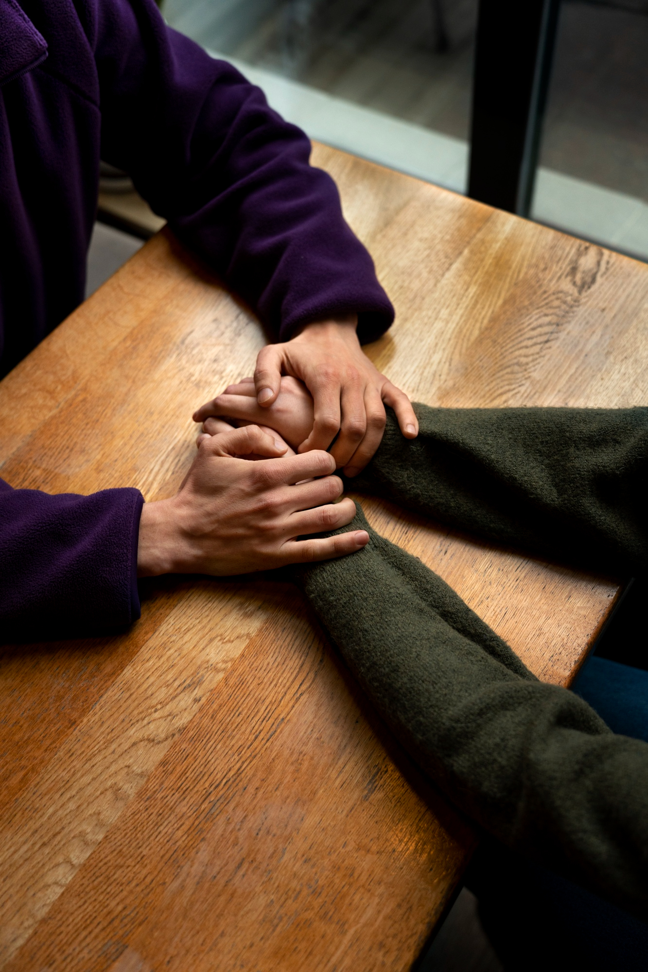 A couple holding hands for support | Source: Freepik