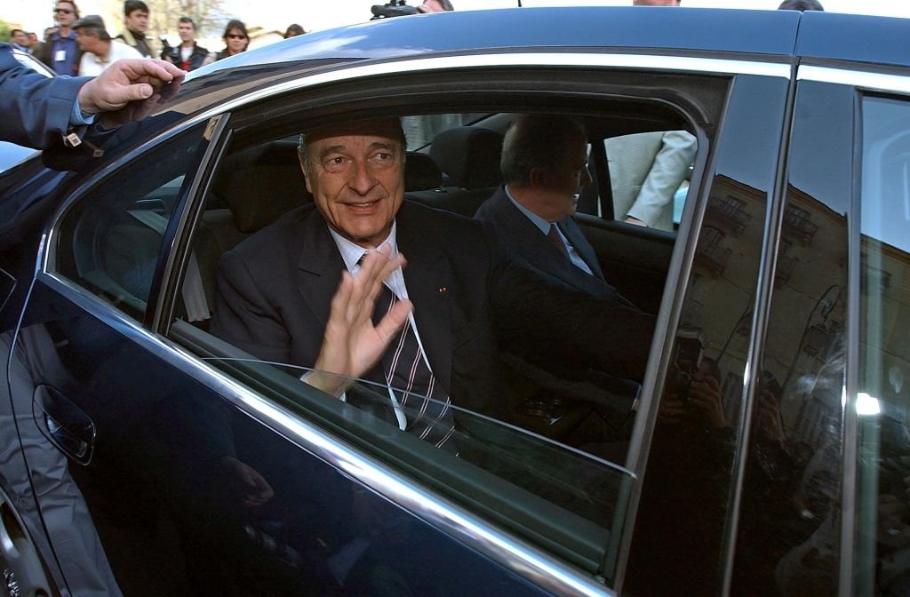 Le président-candidat Jacques Chirac salue la foule après s'être recueilli sur les lieux de l'assassinat du préfet Claude Erignac, le 16 avril 2002 à Ajaccio, lors de sa visite d'une journée en Corse. І Source : Getty Images 