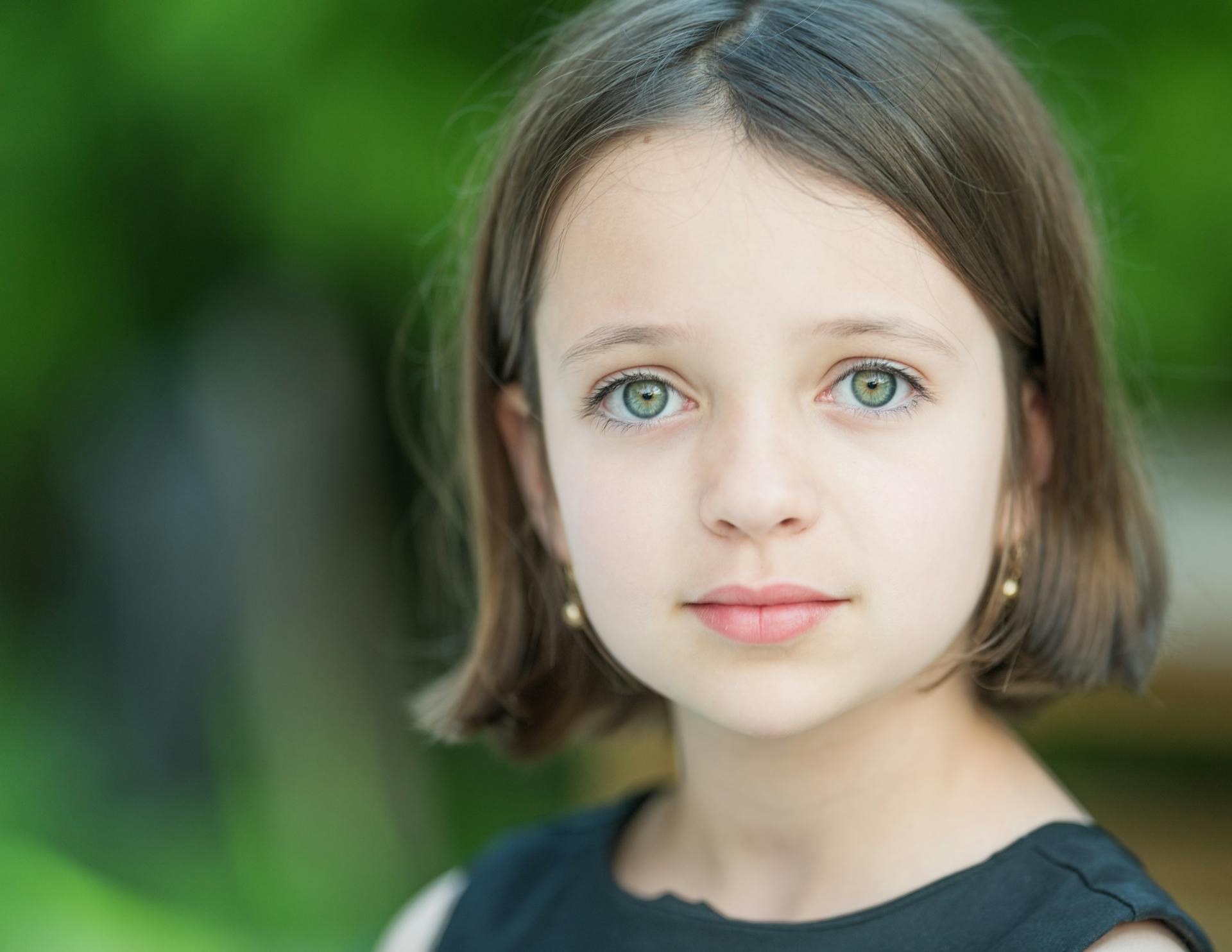 A girl looking straight ahead | Source: Pexels