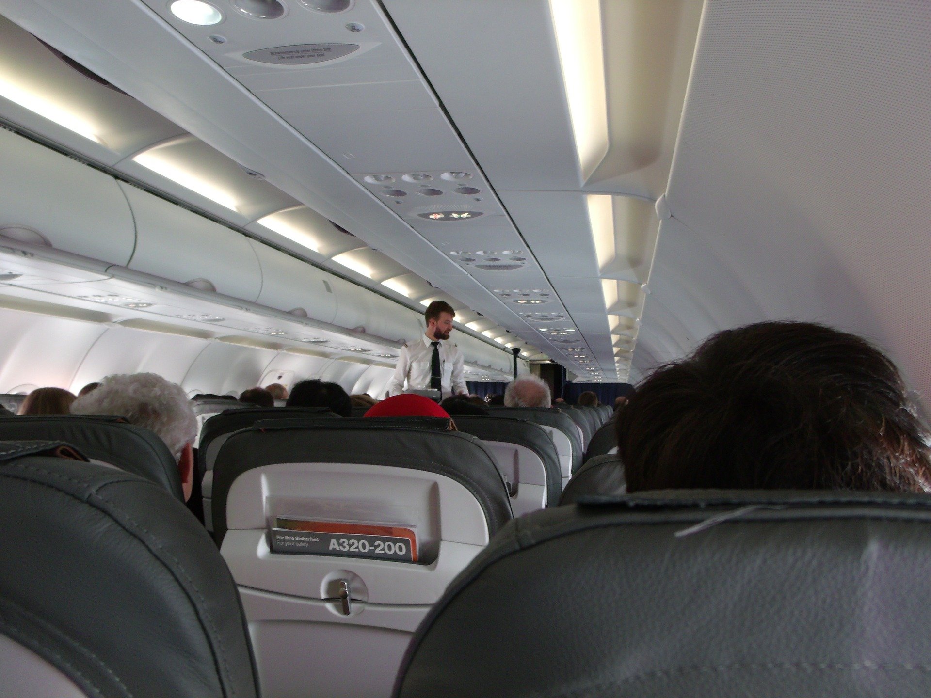 Im Flugzeug nach Kalifornien hatte die Frau keine Ahnung, wie sie das Problem lösen sollte, also beschloss sie, sich an eine Flugbegleiterin zu wenden | Quelle: Pexel