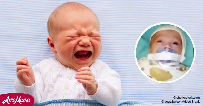 Outrage à cause de la vidéo d'un bébé de 12 semaines avec sa tétine bien collée à sa bouche avec de l'adhésive