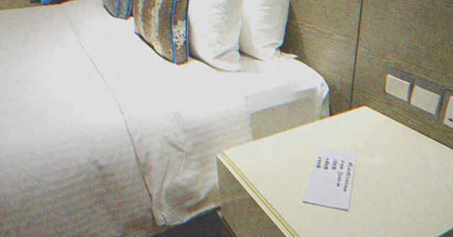 Una nota en la mesa de noche de una habitación. | Foto: Shutterstock