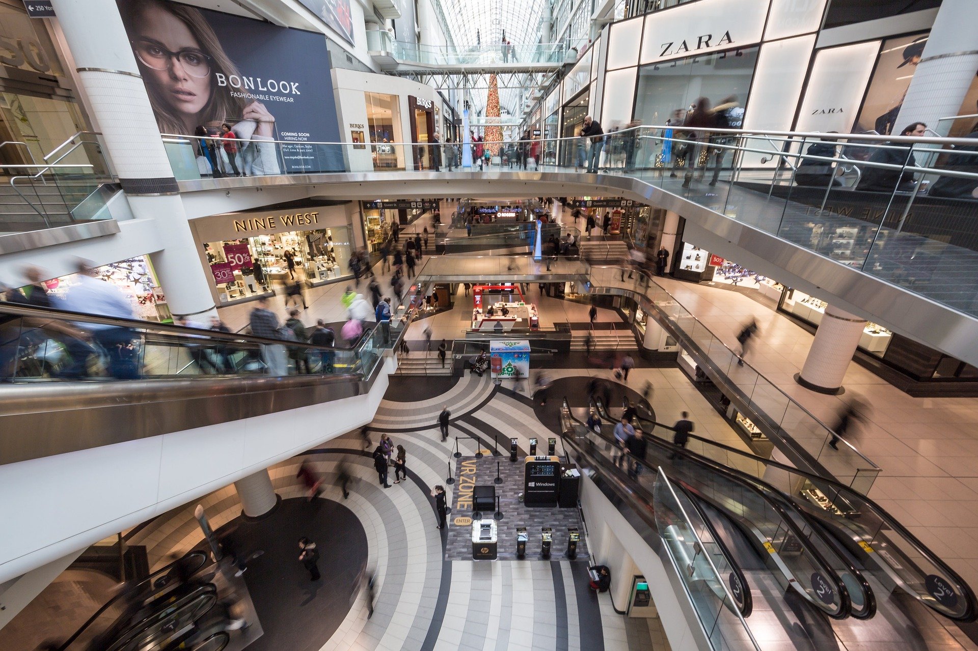 The interior of a shopping center. | Photo: Pixabay