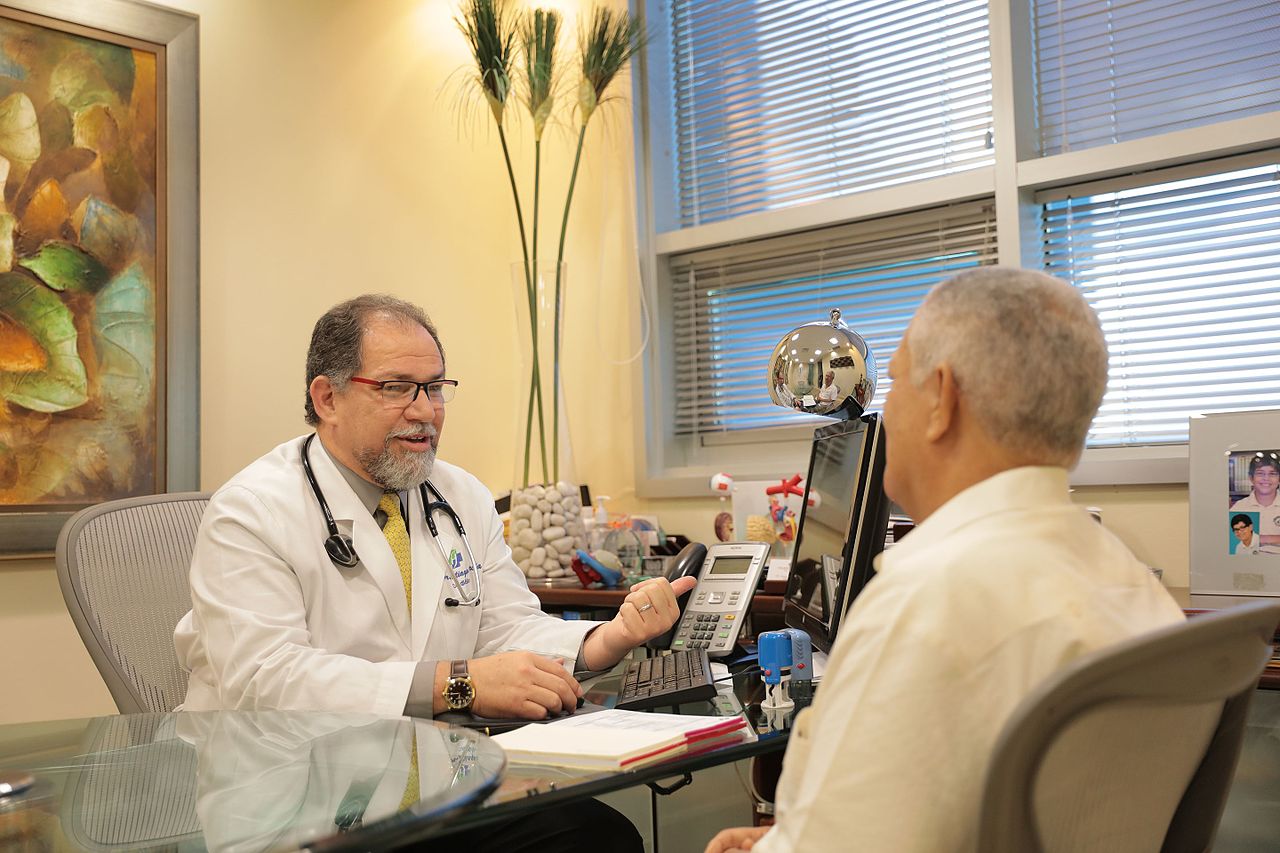 Hombre mayor en consulta médica. | Imagen: Wikipedia