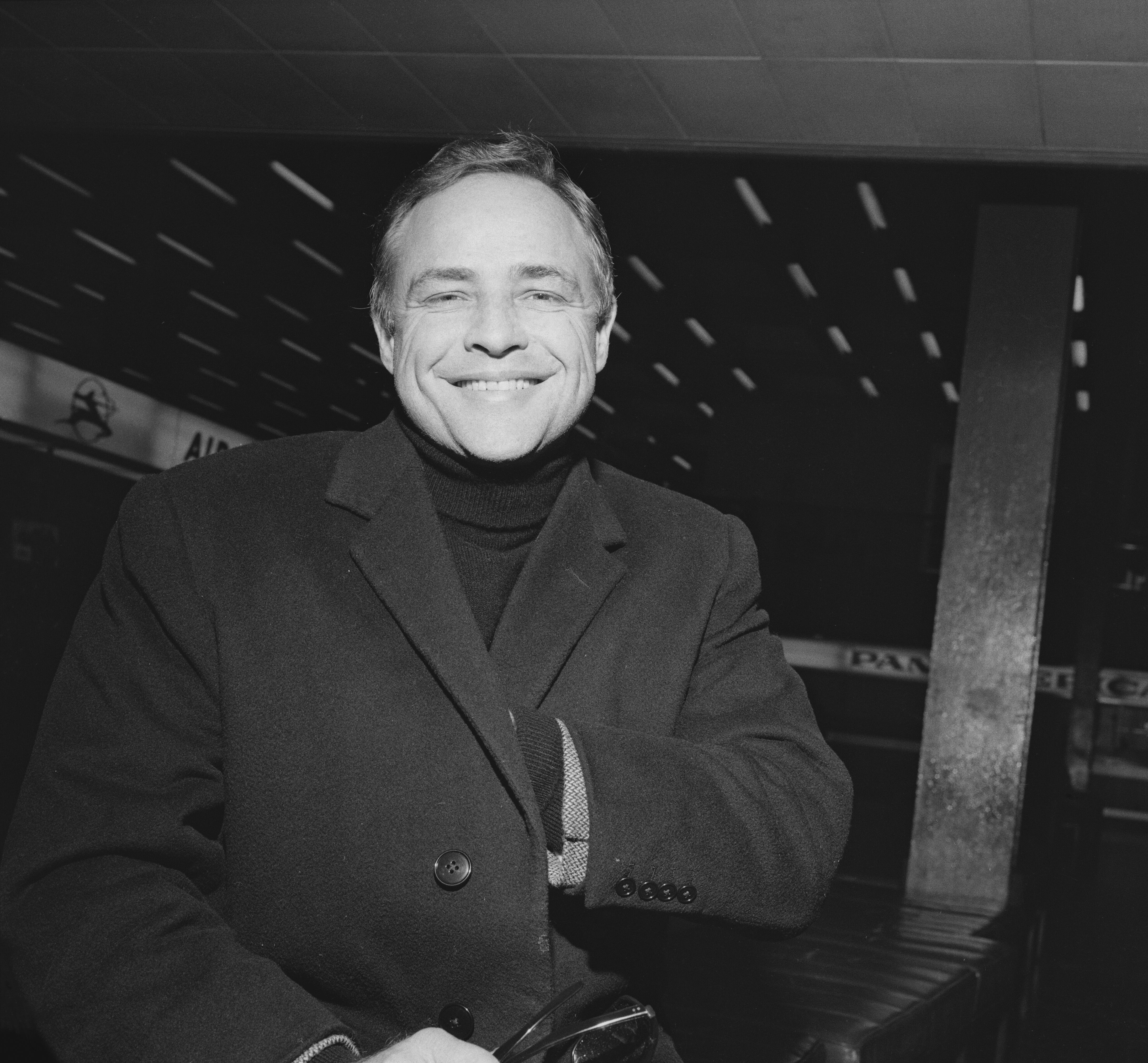 Candid photo of Marlon Brando at London Airport, in 1967 | Source: Getty Images