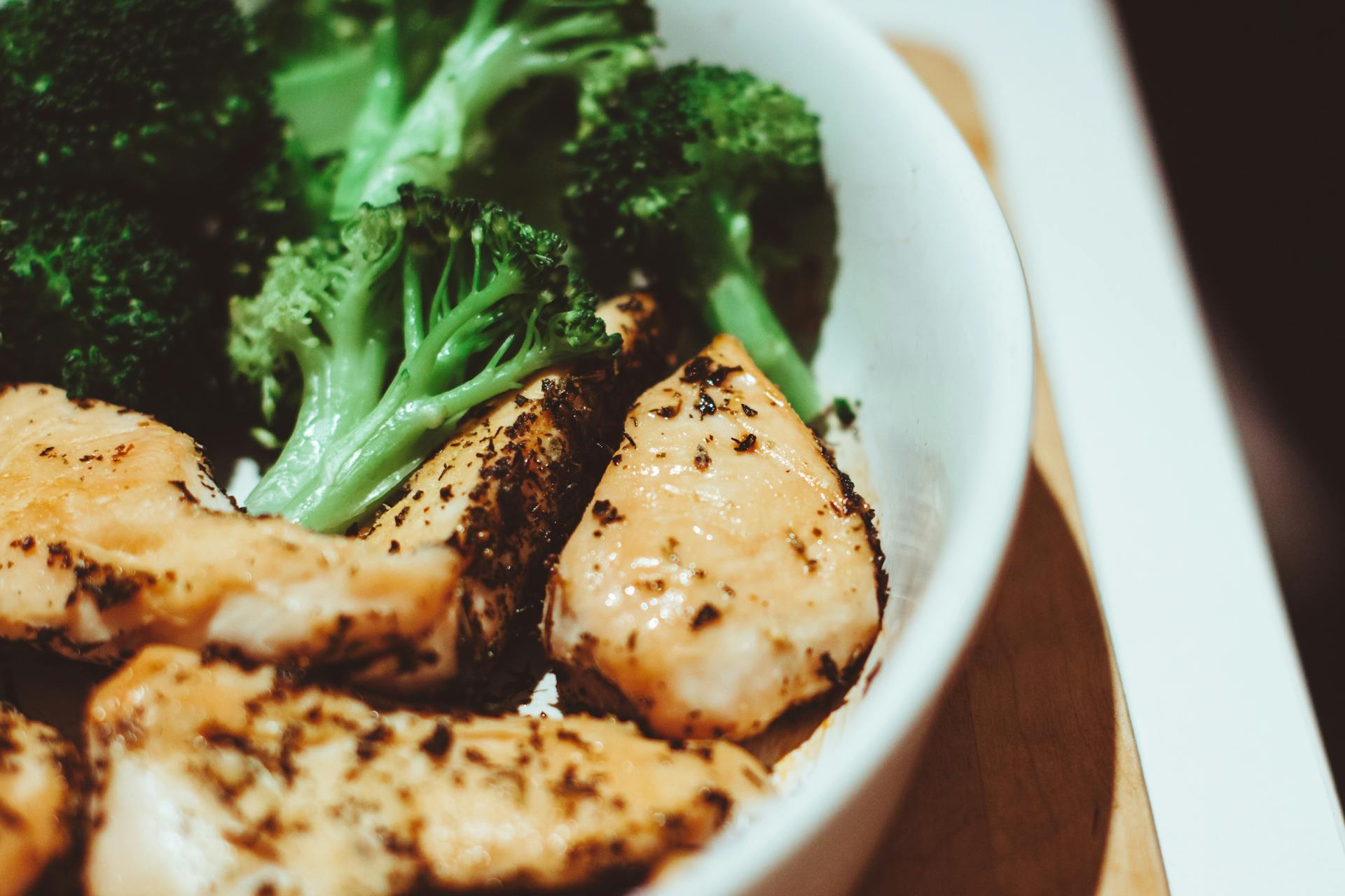 Chicken and broccoli on a plate | Source: Pexels