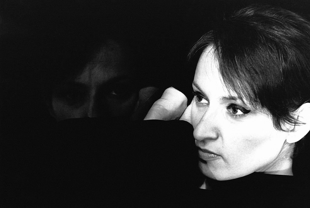 Portrait de la chanteuse française Barbara, dans le music-hall Bobino à Paris, en France, en 1966. | Photo : Getty Images. Portrait de la chanteuse française Barbara, dans le music-hall Bobino à Paris, en France, en 1966. | Photo : Getty Images.