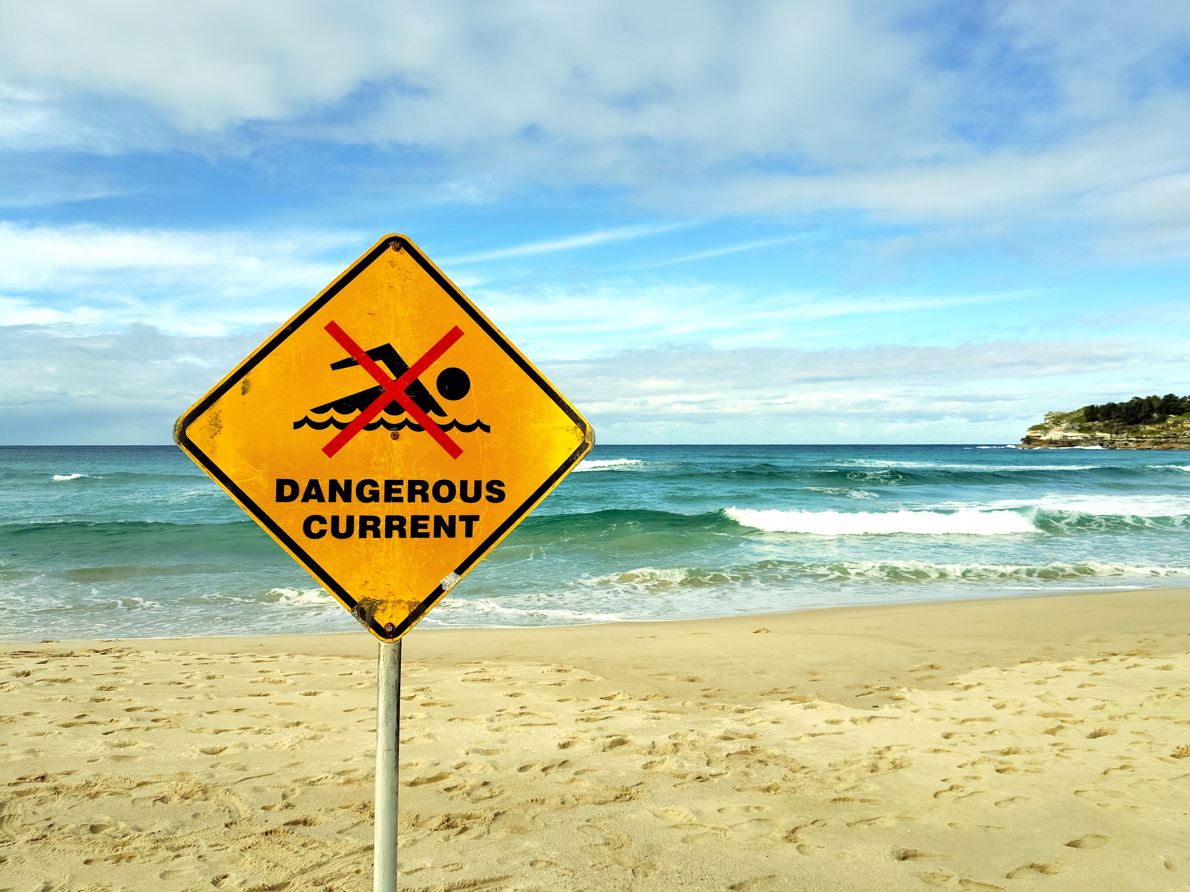 A rip current sign on the beach | Source: Pexels