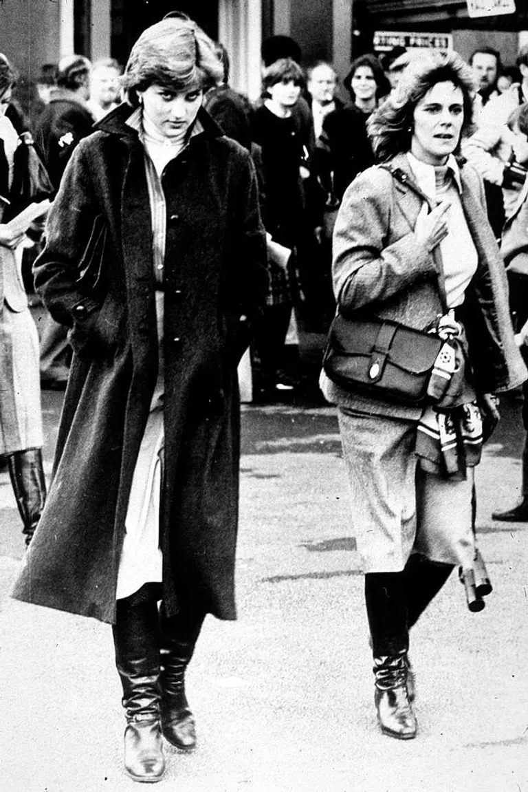 Lady Diana Spencer und Camilla Parker-Bowles bei den Ludlow Races, an denen Prinz Charles 1980 teilnahm | Quelle: Getty Images