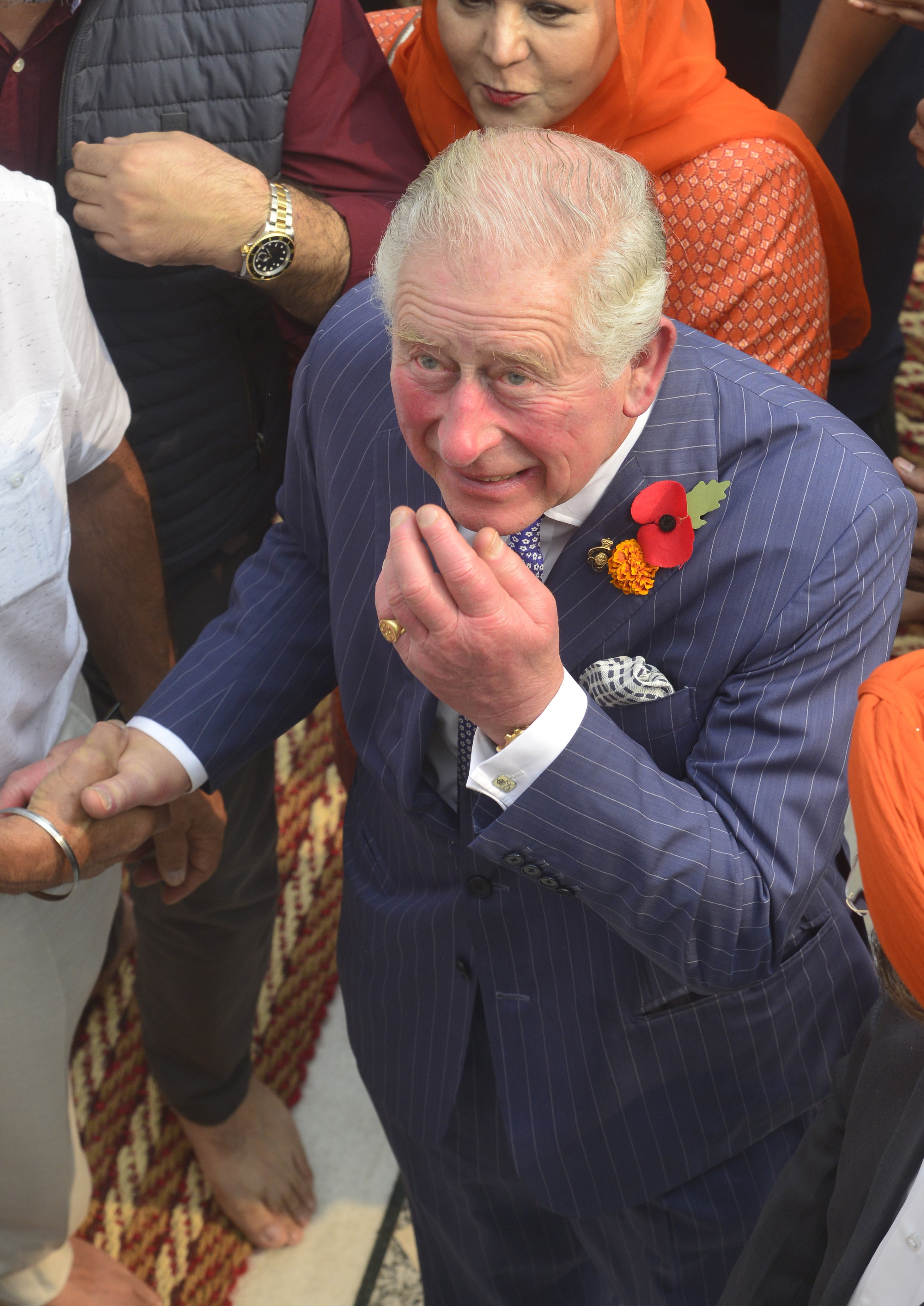 Prinz Charles verlässt Sri Bangla Sahib Gurudwara, nachdem er anlässlich des 550. Geburtstags des Gründers des Sikh-Guru Nanak Dev Ji am 13. November 2019 in Neu-Delhi, Indien, seine Ehrerbietung erwiesen hat | Quelle: Getty Images