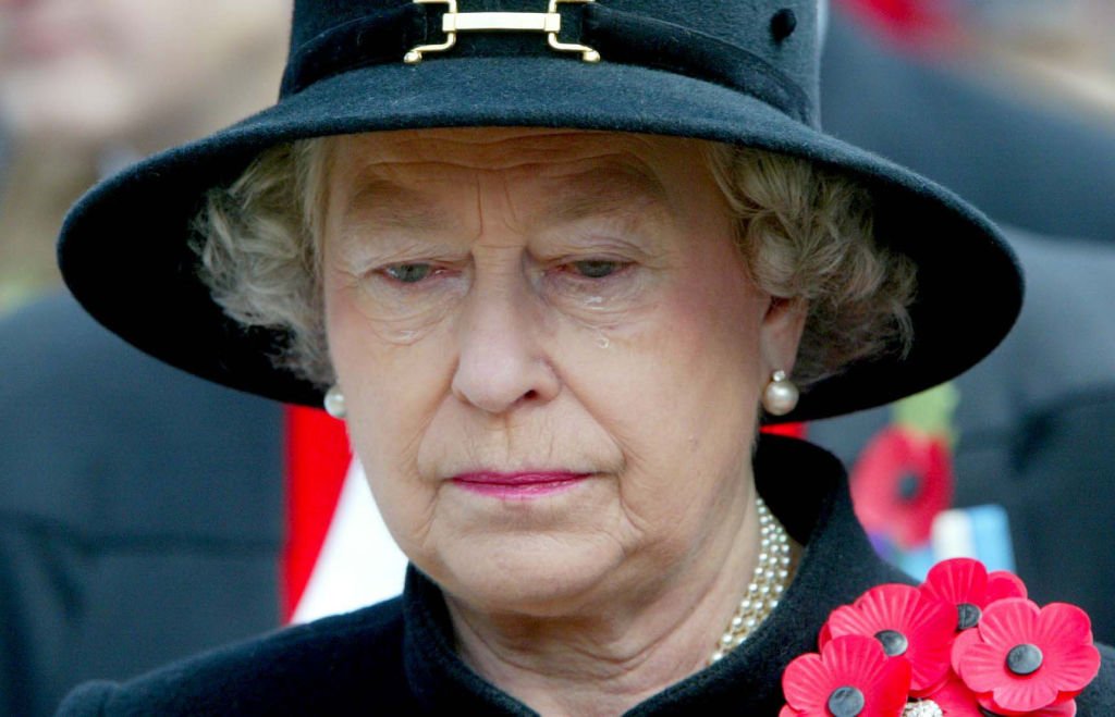 La reine Elizabeth II verse une larme pendant le service du champ du souvenir à l'abbaye de Westminster, à Londres. | Photo : Getty Images