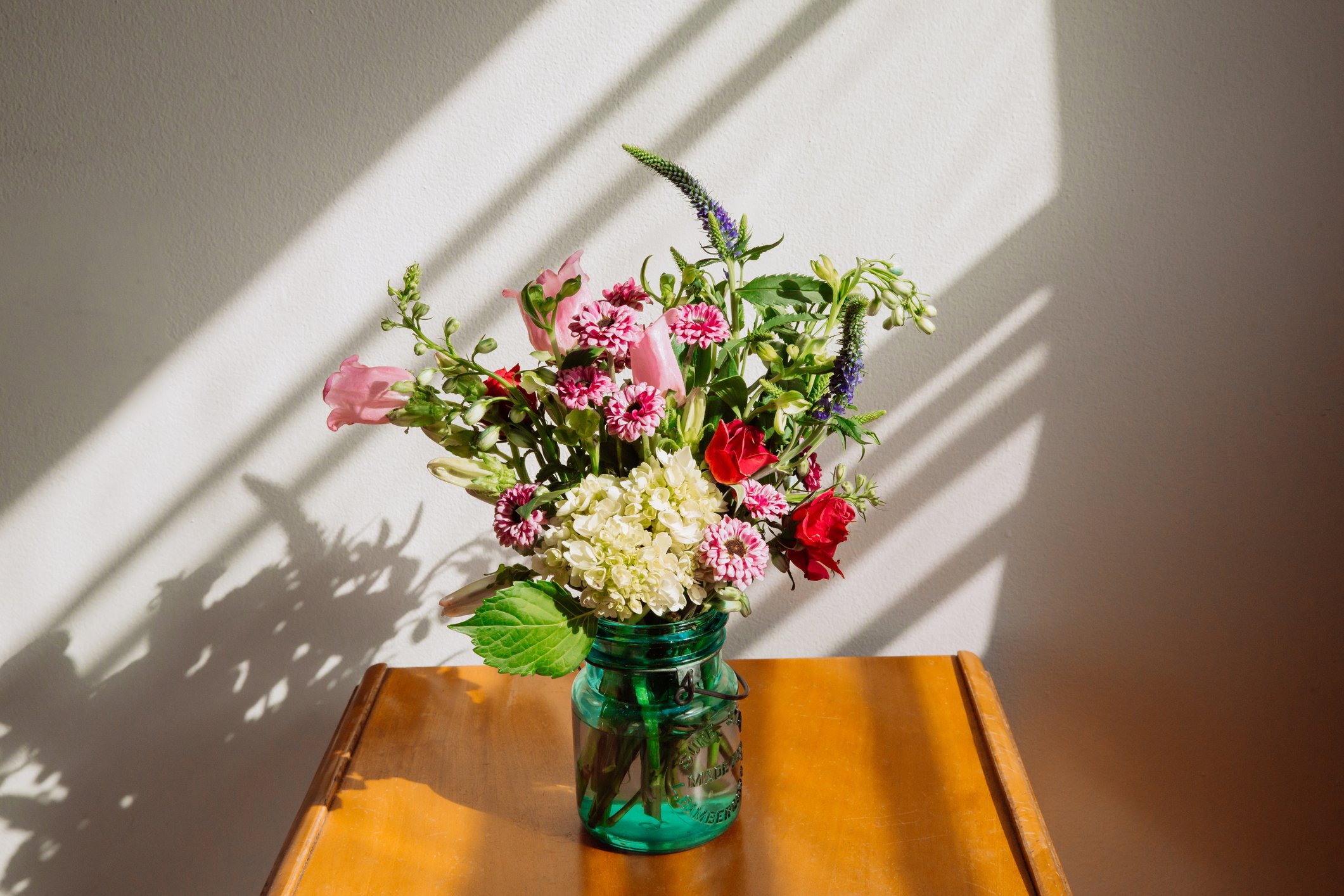 A picture of a beautiful flower vase arranged in a farmhouse style. | Photo: Getty Images