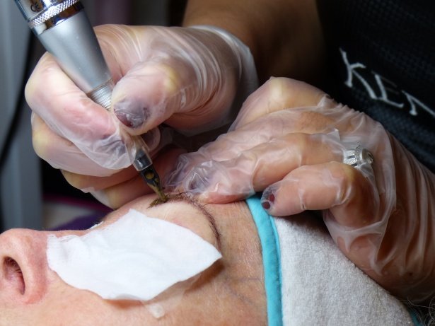 Microblading des sourcils | Image : Photos du domaine public