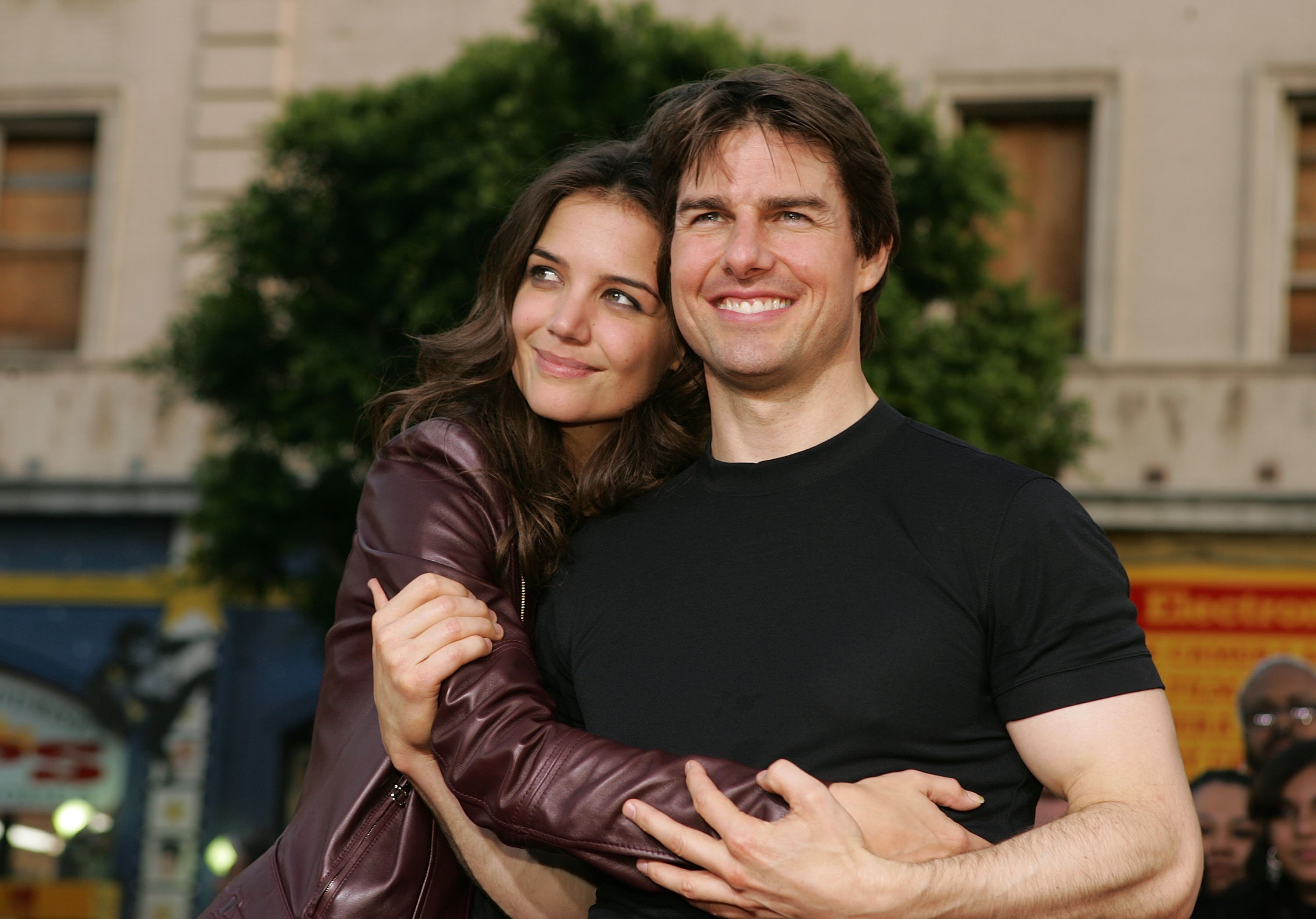 Actor Tom Cruise (R) and actress Katie Holmes arrive at the Los Angeles Fan Screening of "War of the Worlds" at the Grauman's Chinese Theatre on June 27, 2005 in Hollywood, California. | Source: Getty Images