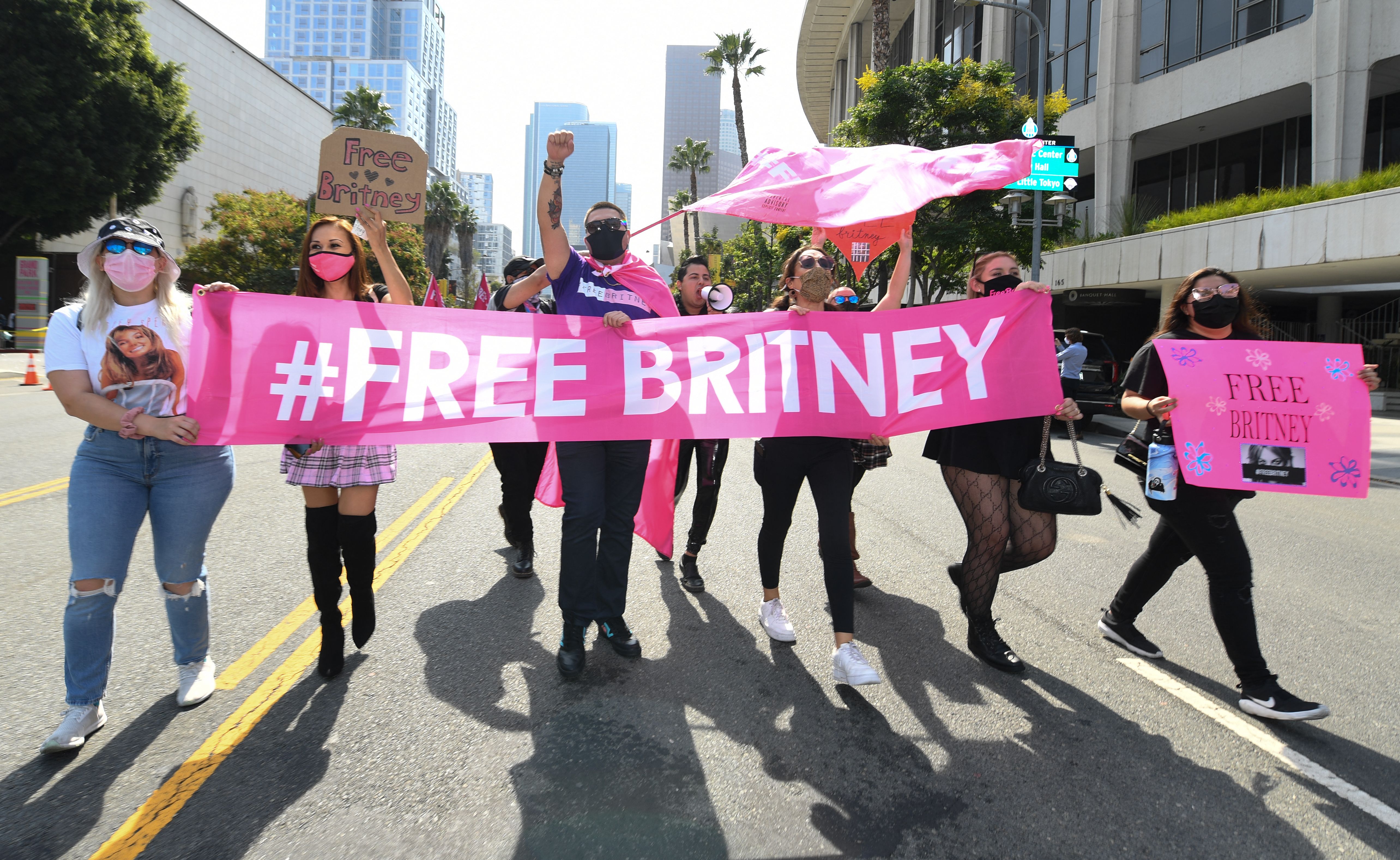 Fans of Britney Spears protest during Britney's hearing to end her father's controversial guardianship, in Los Angeles, California on September 29, 2021 | Source: Getty Images