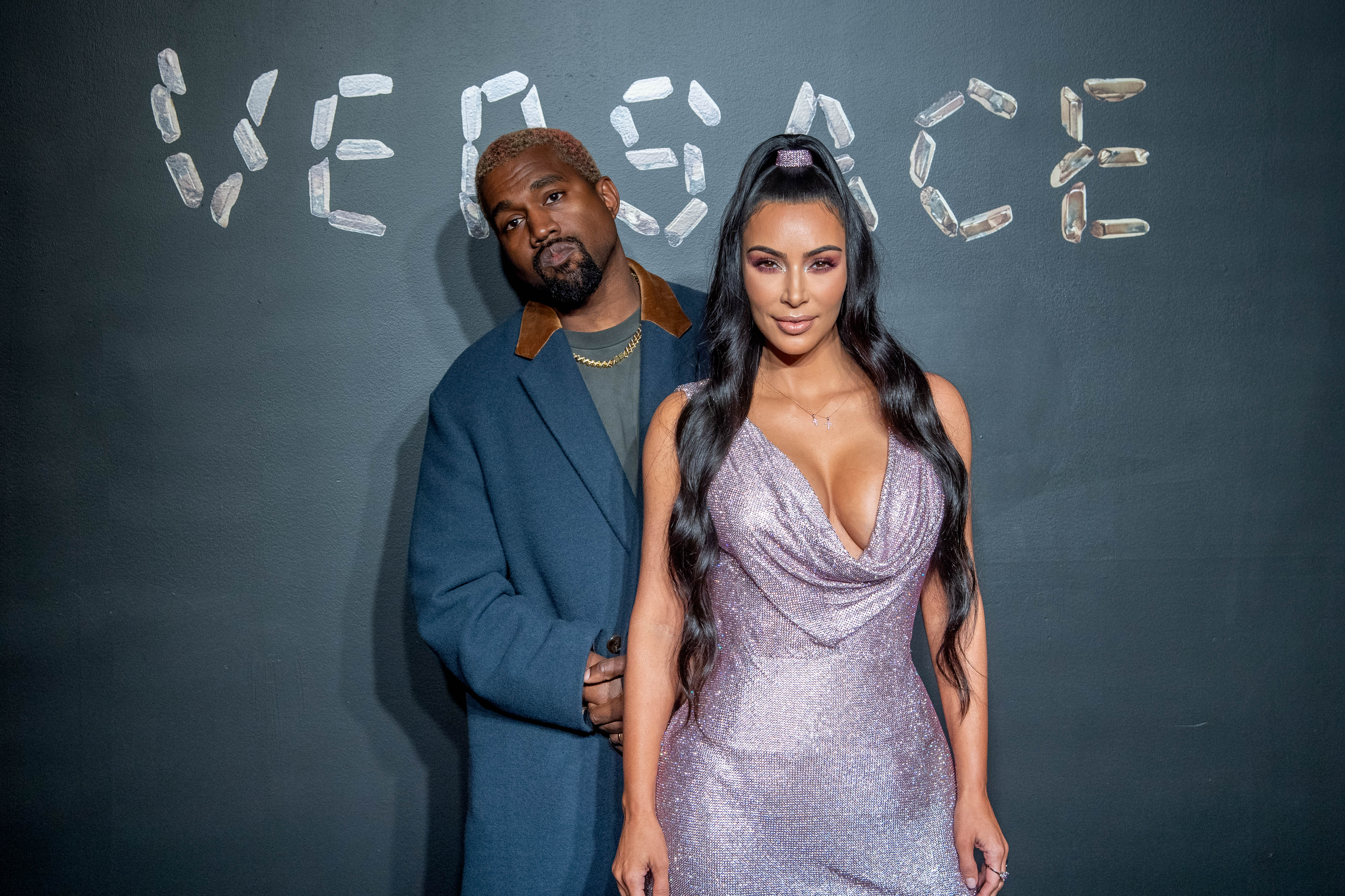 Kanye West und Kim Kardashian West besuchen die Versace Fall 2019 Fashion Show am 02. Dezember 2018 in New York City. | Quelle: Getty Images