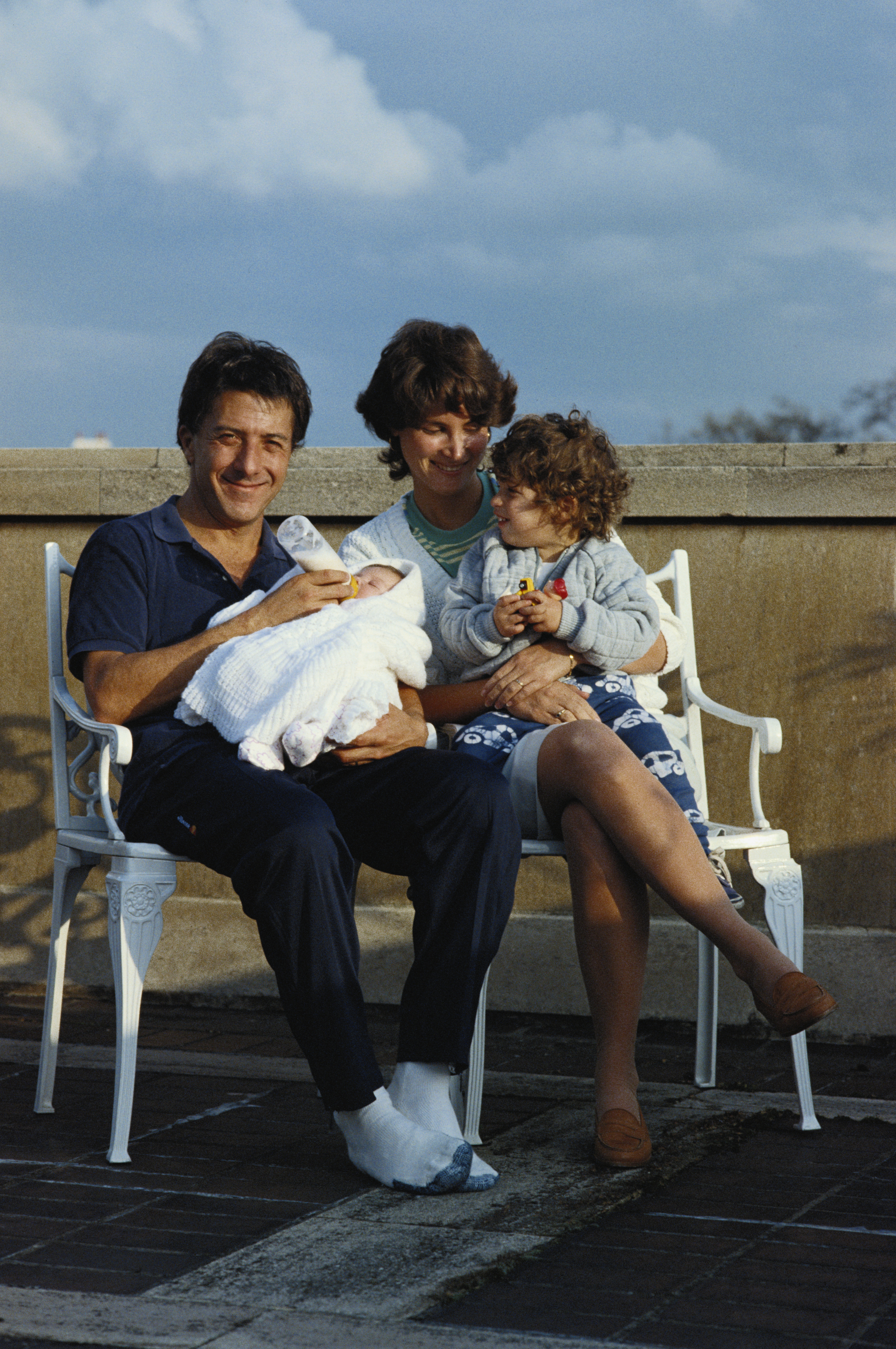 Dustin Hoffman, Lisa Hoffman, and two of their children in 1983. | Source: Getty Images
