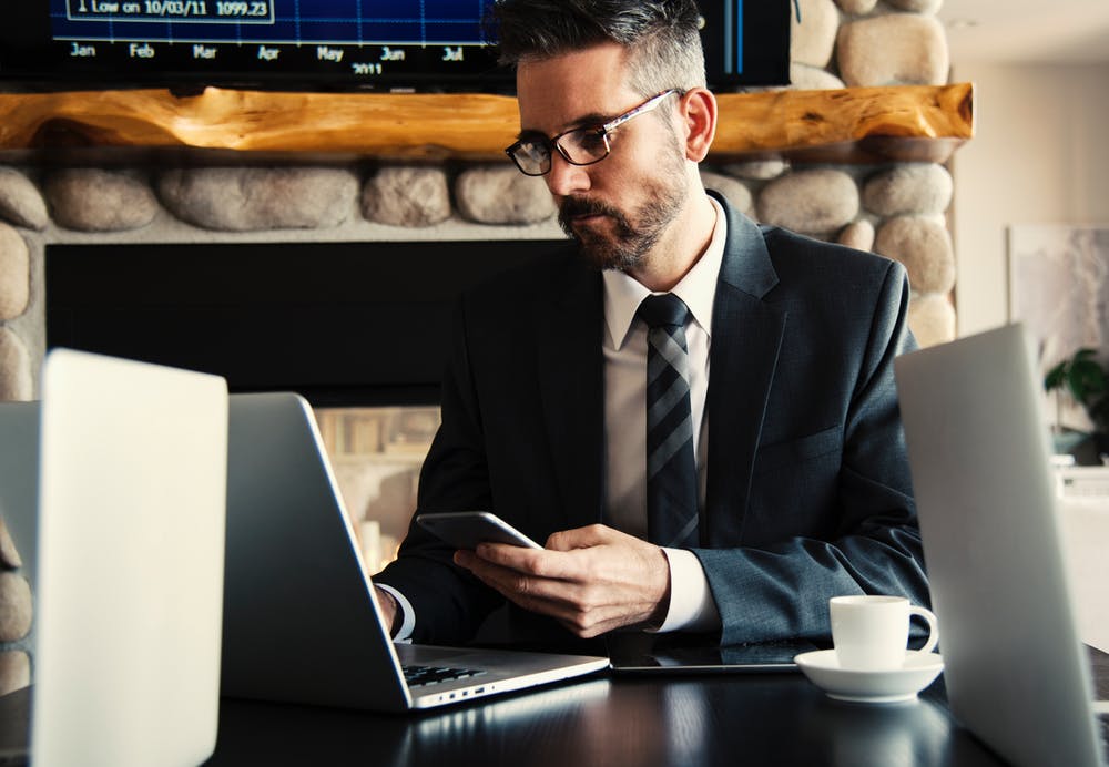 Un hombre trabajando en la oficina. | Foto: Pexels