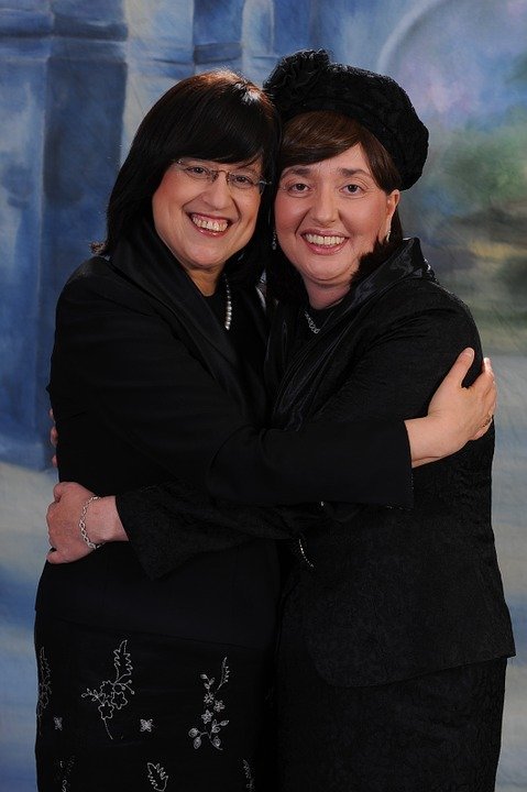 Amigas abrazándose. | Imagen: Pixabay Amigas abrazándose. | Imagen: Pixabay