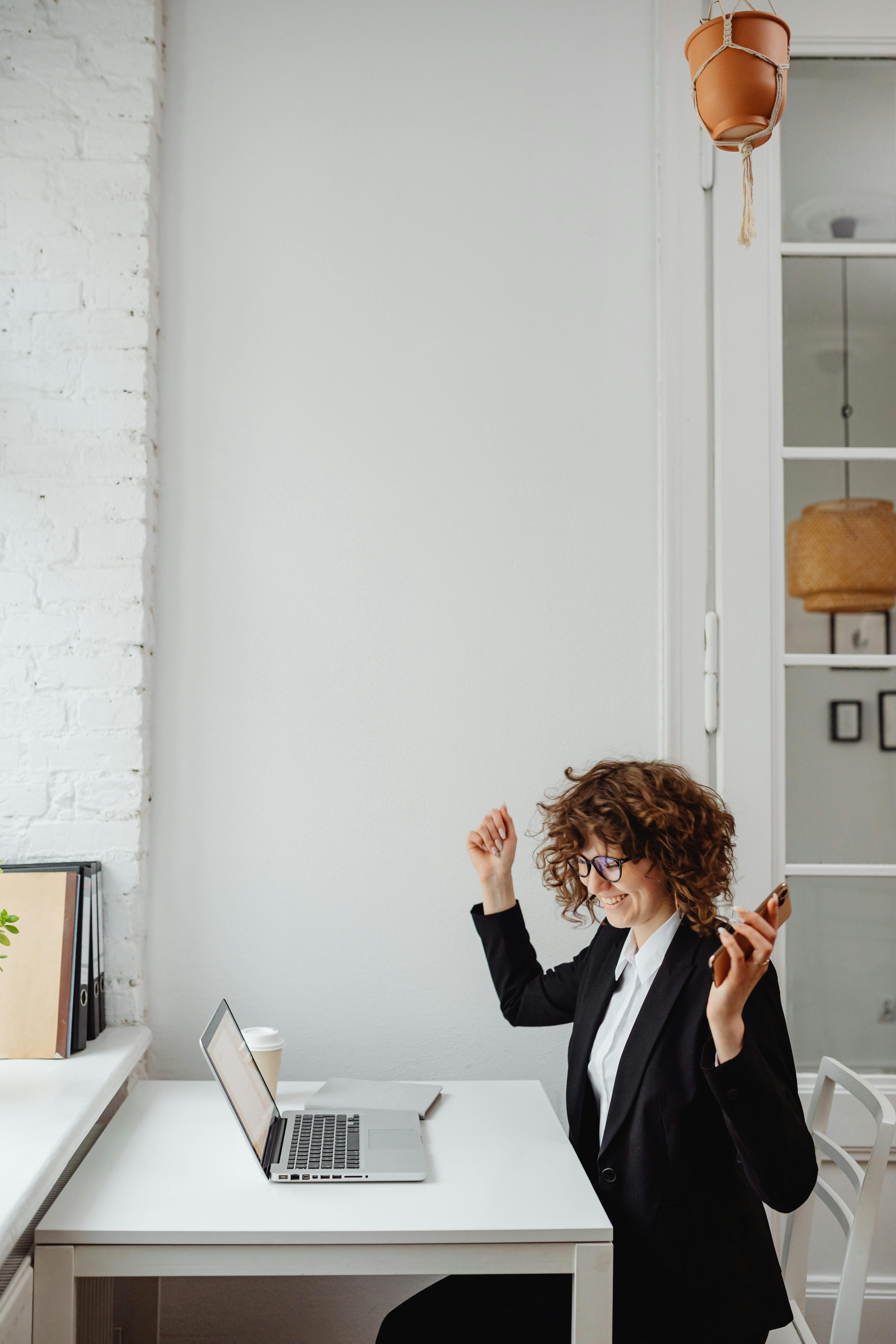 A woman happily working | Source: Pexels