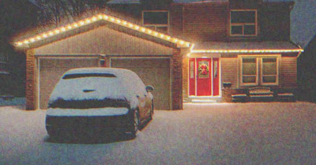 A car parked in front of a house in a snowy day | Source: Shutterstock