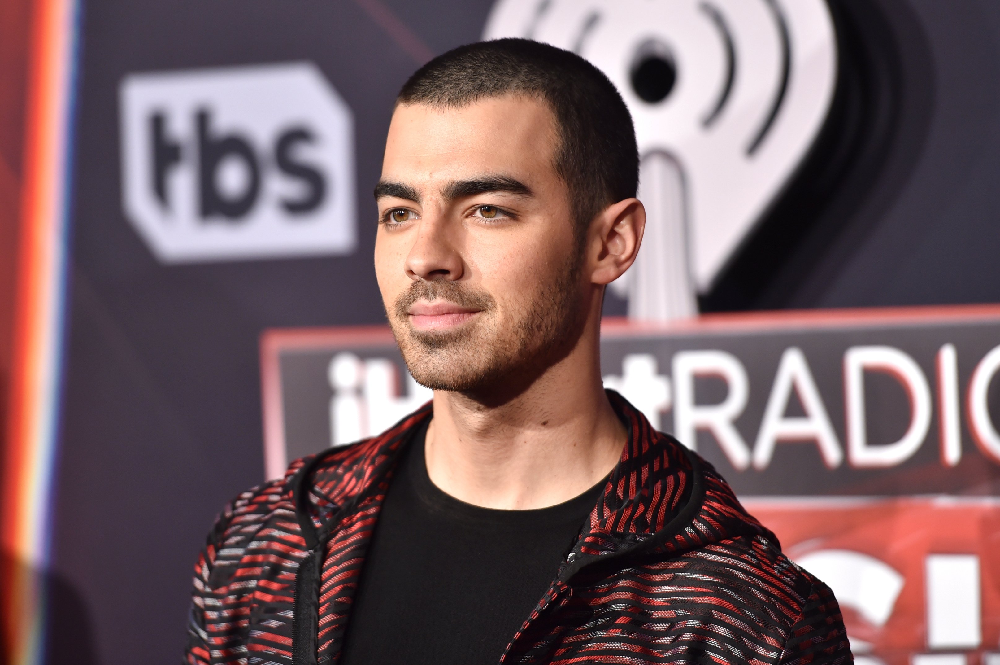 Joe Jonas' Blue Hair: Singer Shows Off New Look at 2015 iHeartRadio Music Awards - wide 6